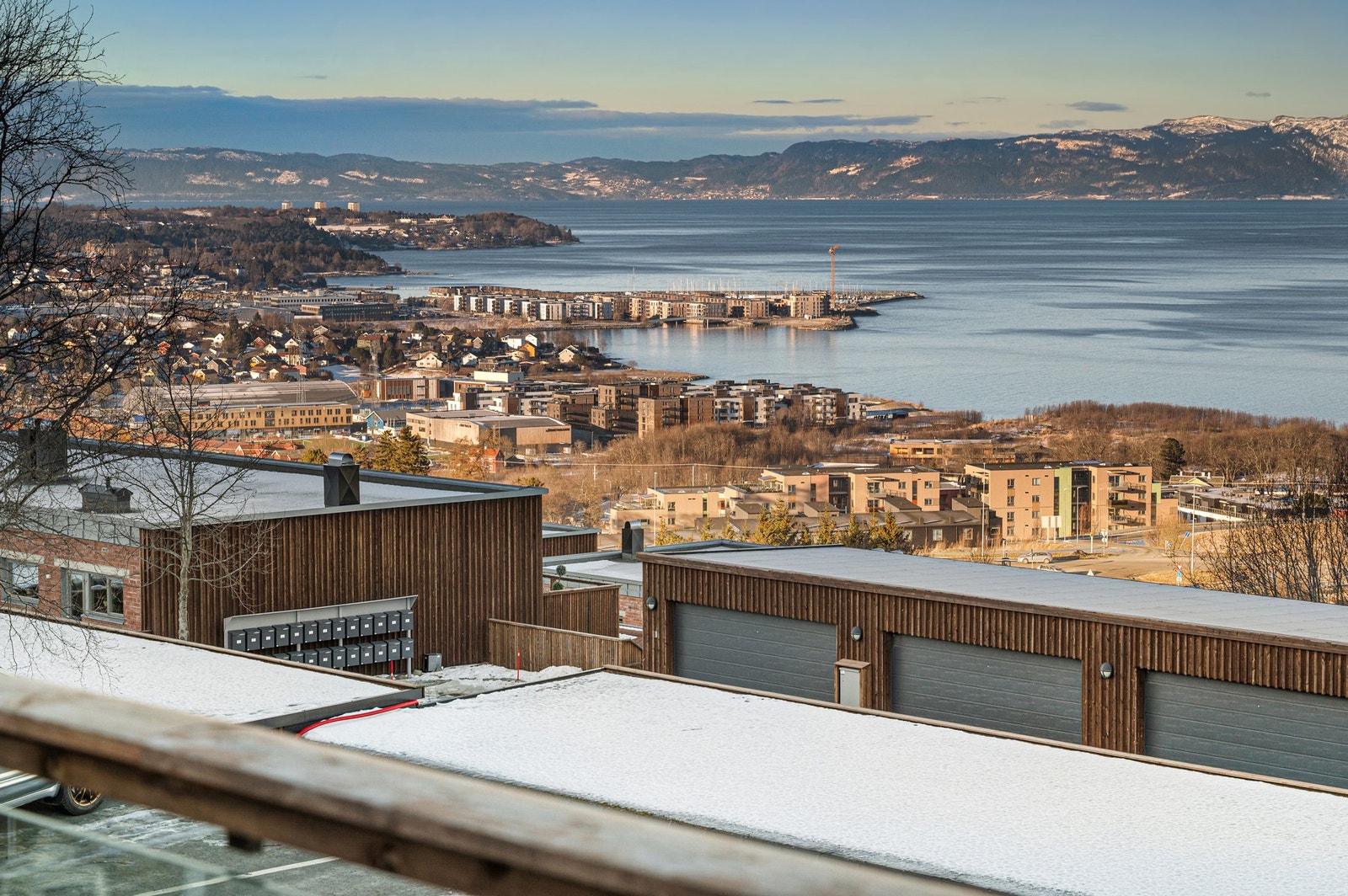 Rekkehuset har en særdeles god beliggenhet med vidstrakt utsikt over store deler av Ranheim og Trondheimsfjorden. Galleribilde