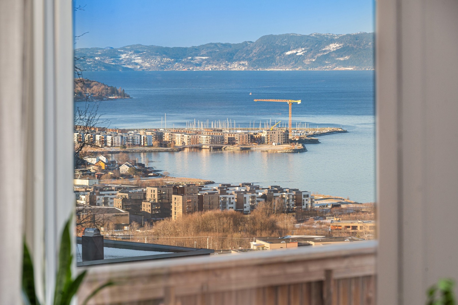 Den fantastiske utsikten tar man med seg inn i stuen. Galleribilde