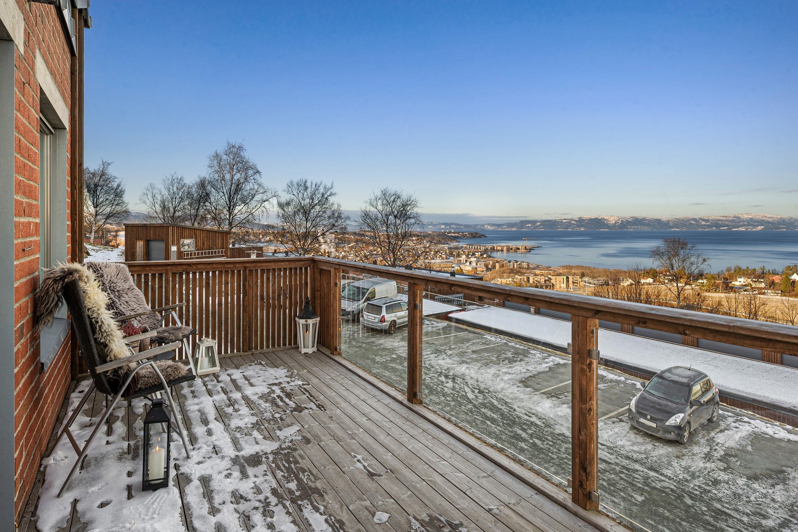 Her har man god plass til ønsket utemøblement. Galleribilde