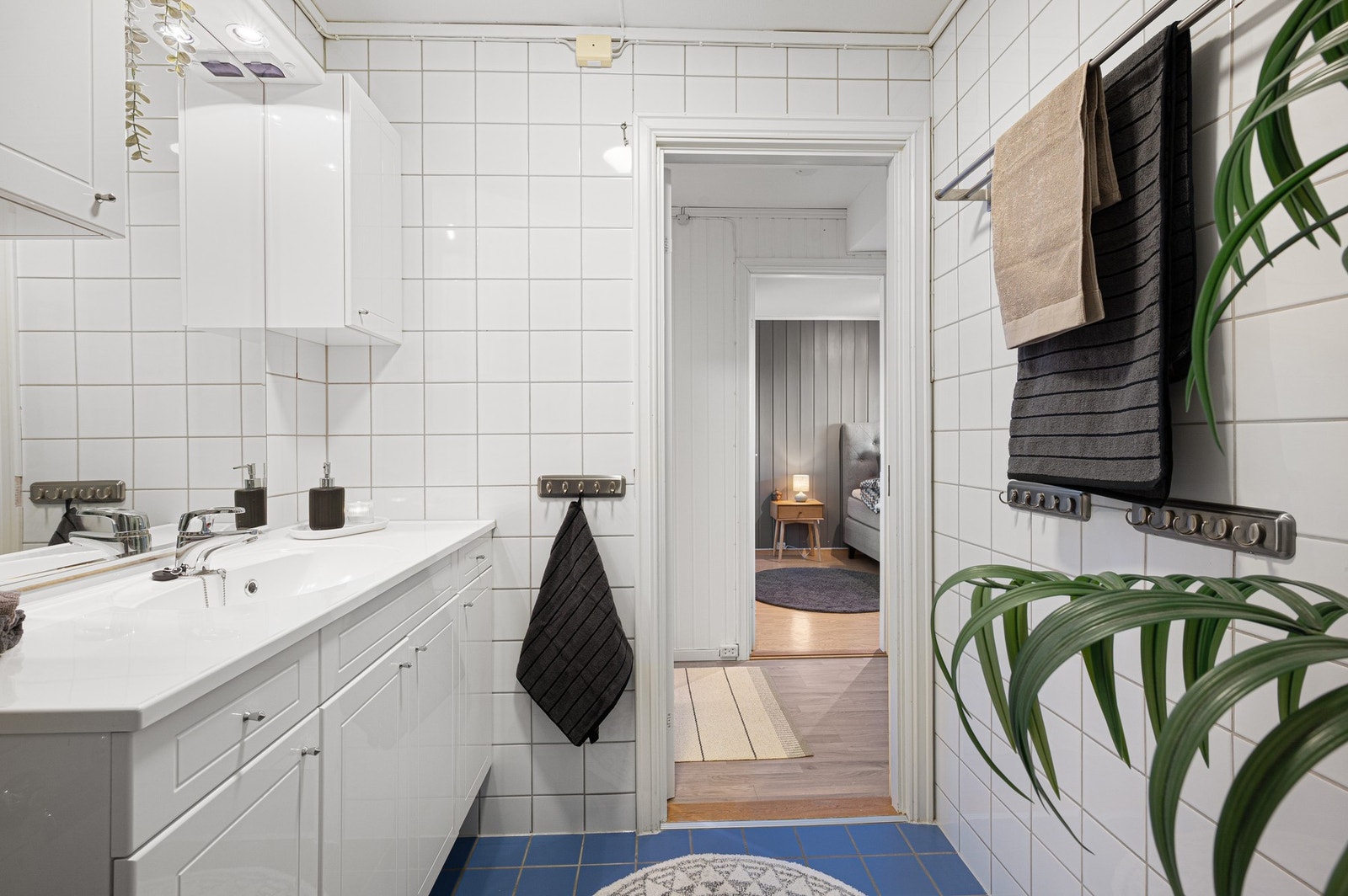 Her har man bl.a varme i gulv, dusjnisje med glassvegg, servant med underskap, sideskap og speil. Galleribilde