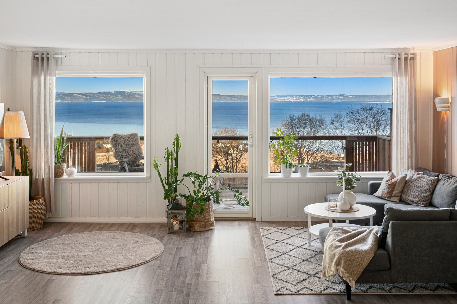 Boligen har store vindusoverflater som slipper inn rikelig med naturlig lys, noe som bidrar til en behagelig atmosfære. Galleribilde