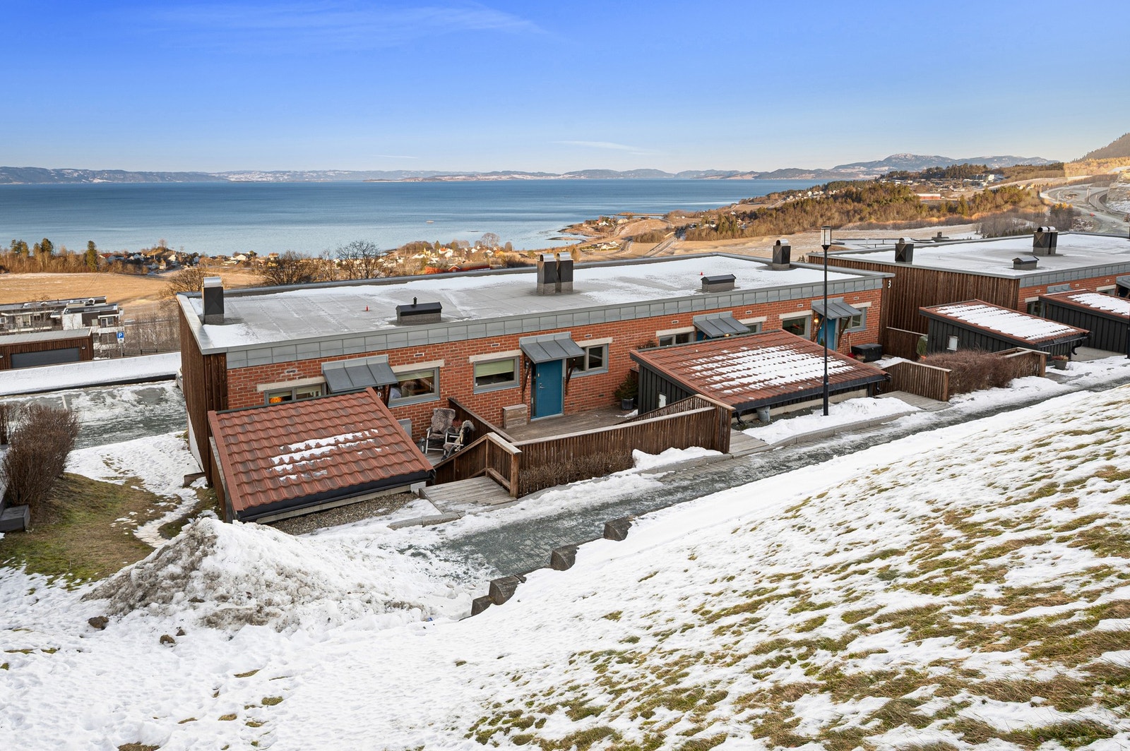 Rekkehuset har en flott beliggenhet på Ranheimshøgda. Området er kjent for å ha et godt og trygt oppvekstmiljø for barn, med barnehage, barneskole og ungdomsskole i nærheten. Galleribilde