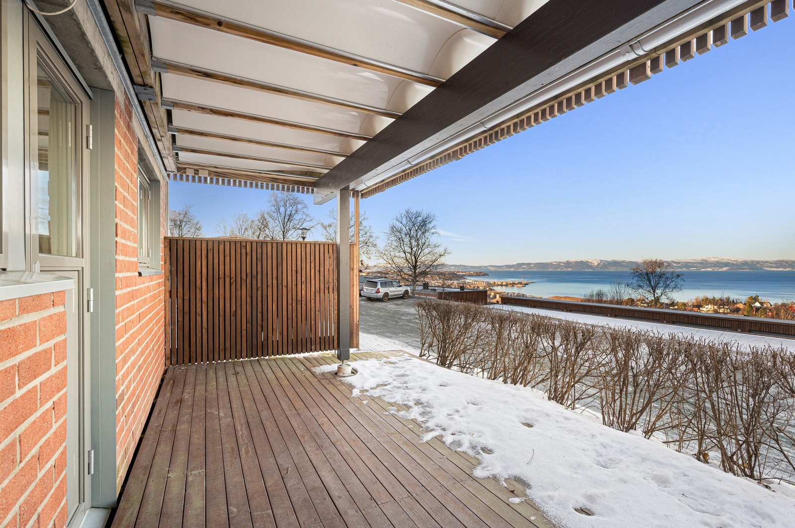 Fra soverommet har man utgang til en herlig terrasse på 19,5m². Galleribilde