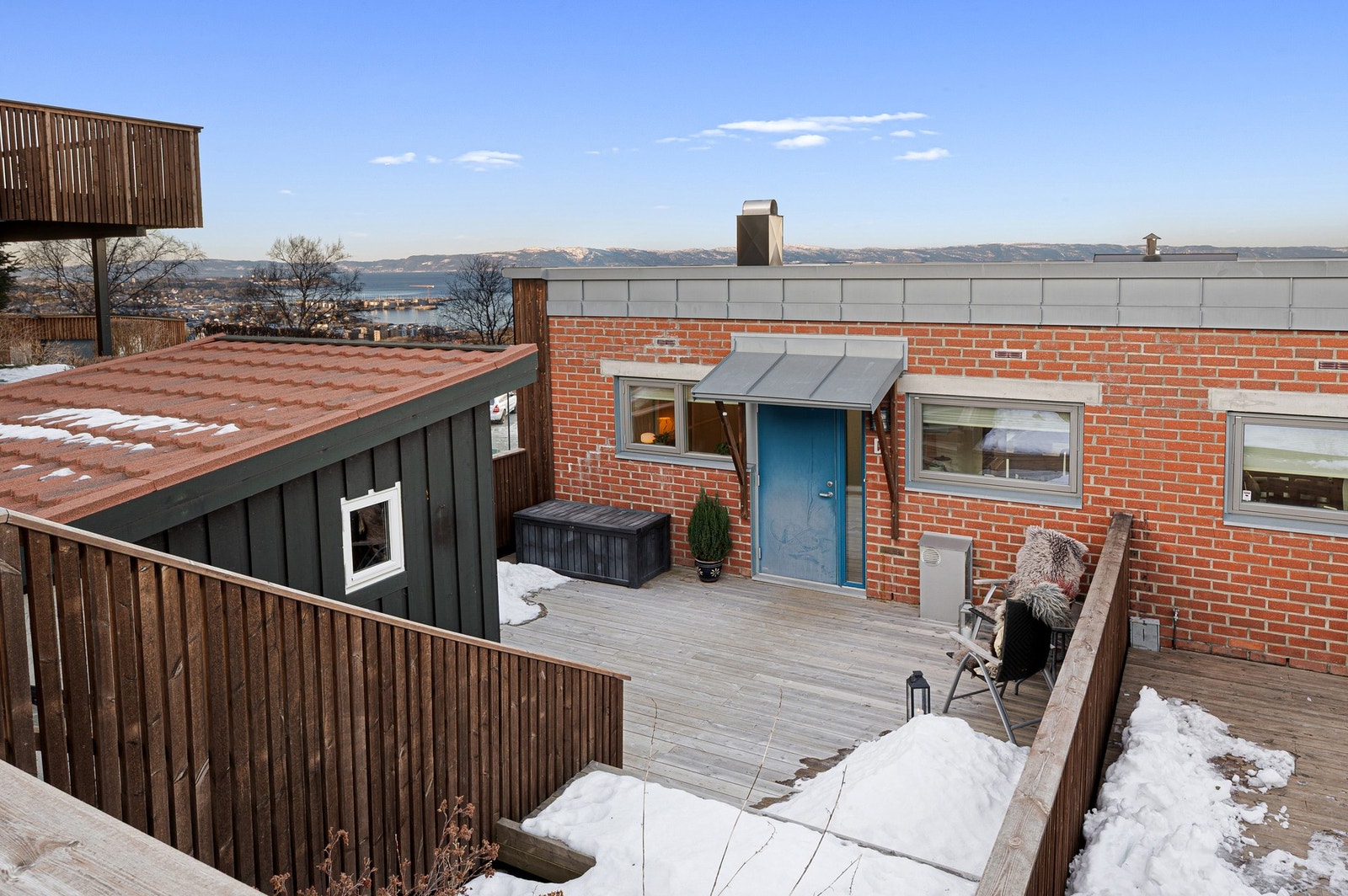 På fremsiden av huset har man en romslig terrasse på 27,7m², samt. en utvendig bod. Galleribilde