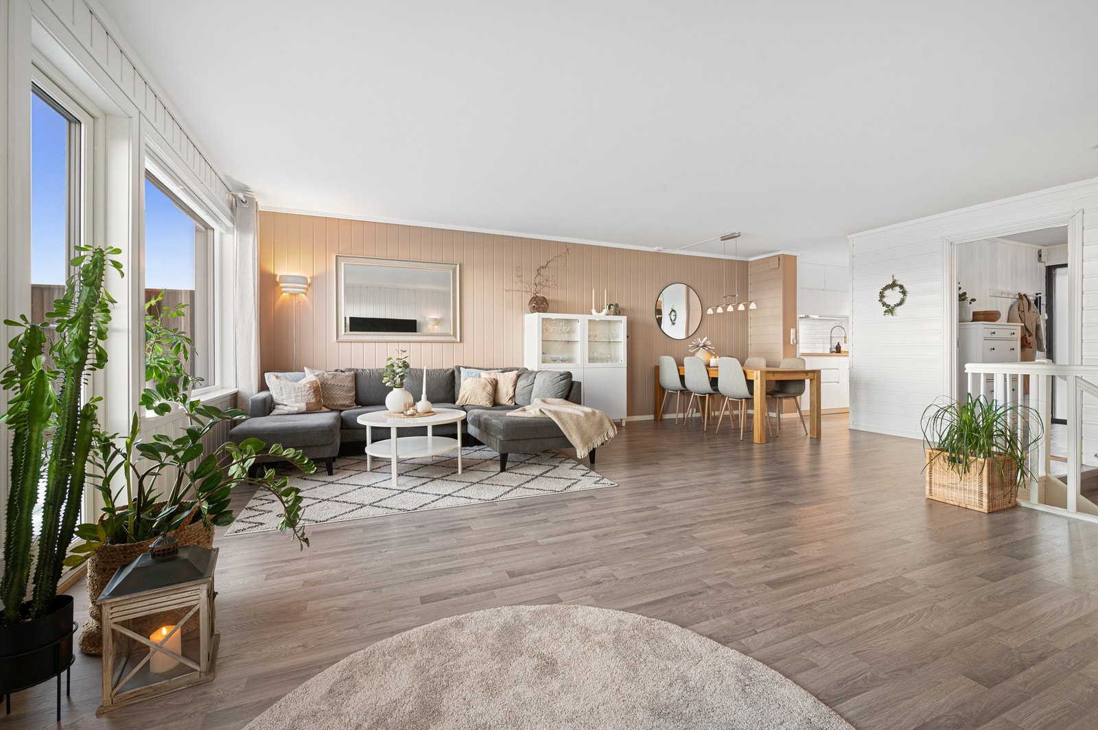 Innvendige overflater er av laminat og belegg på gulv, malt panel, malte panelplater og malte flater på vegger, malt betong og malt flate i himling. Overflater har fått TG1 i tilstandsrapporten. Galleribilde