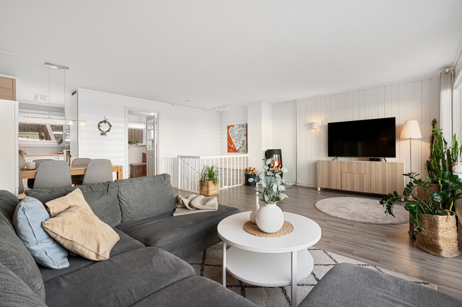 Vedfyring gir en effektiv og god oppvarming året rundt. Galleribilde