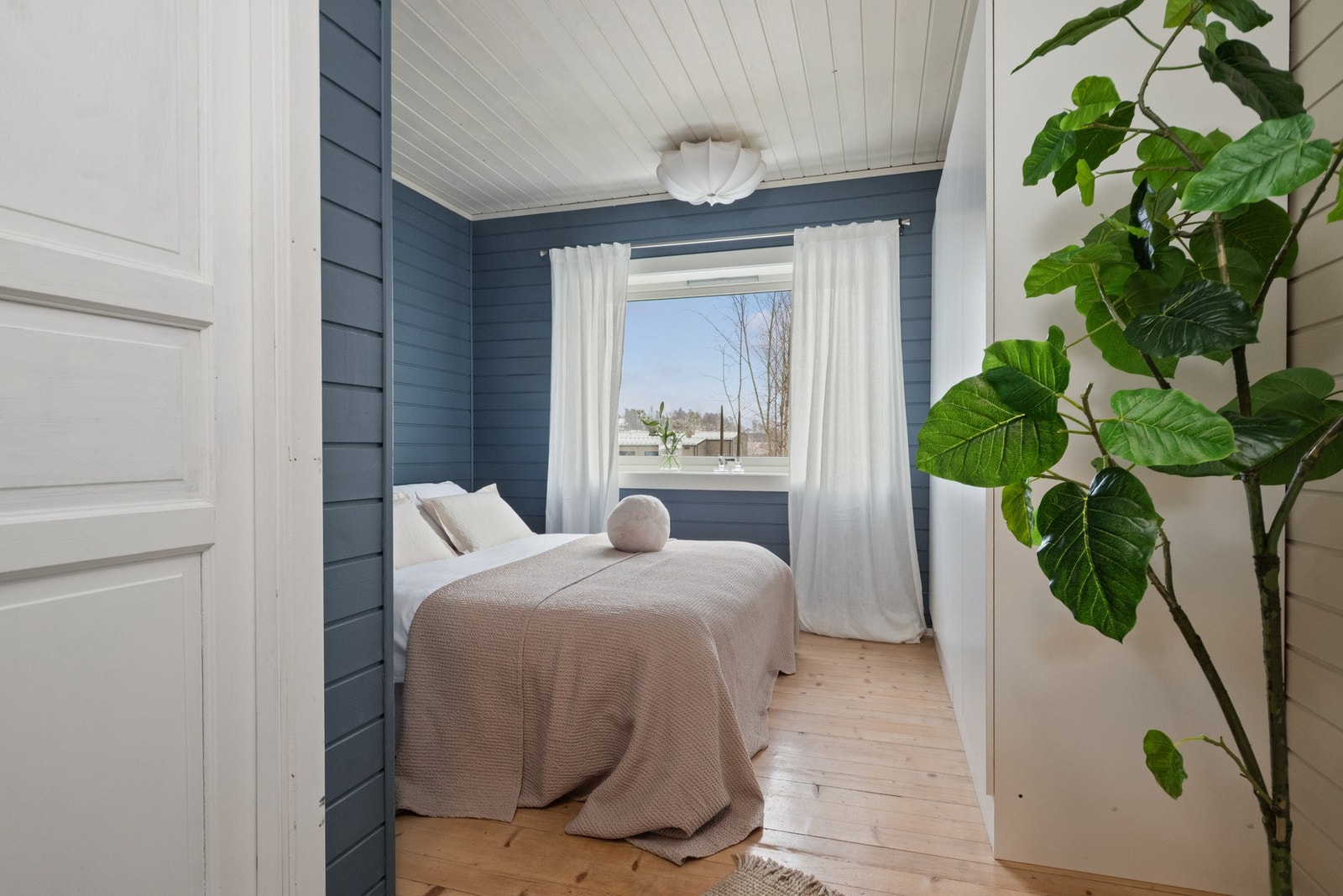 Leiligheten har to soverom. Hovedsoverommet har furugulv og er malt i en mørk blåfarge som gir rommet en lun og behagelig karakter. Galleribilde