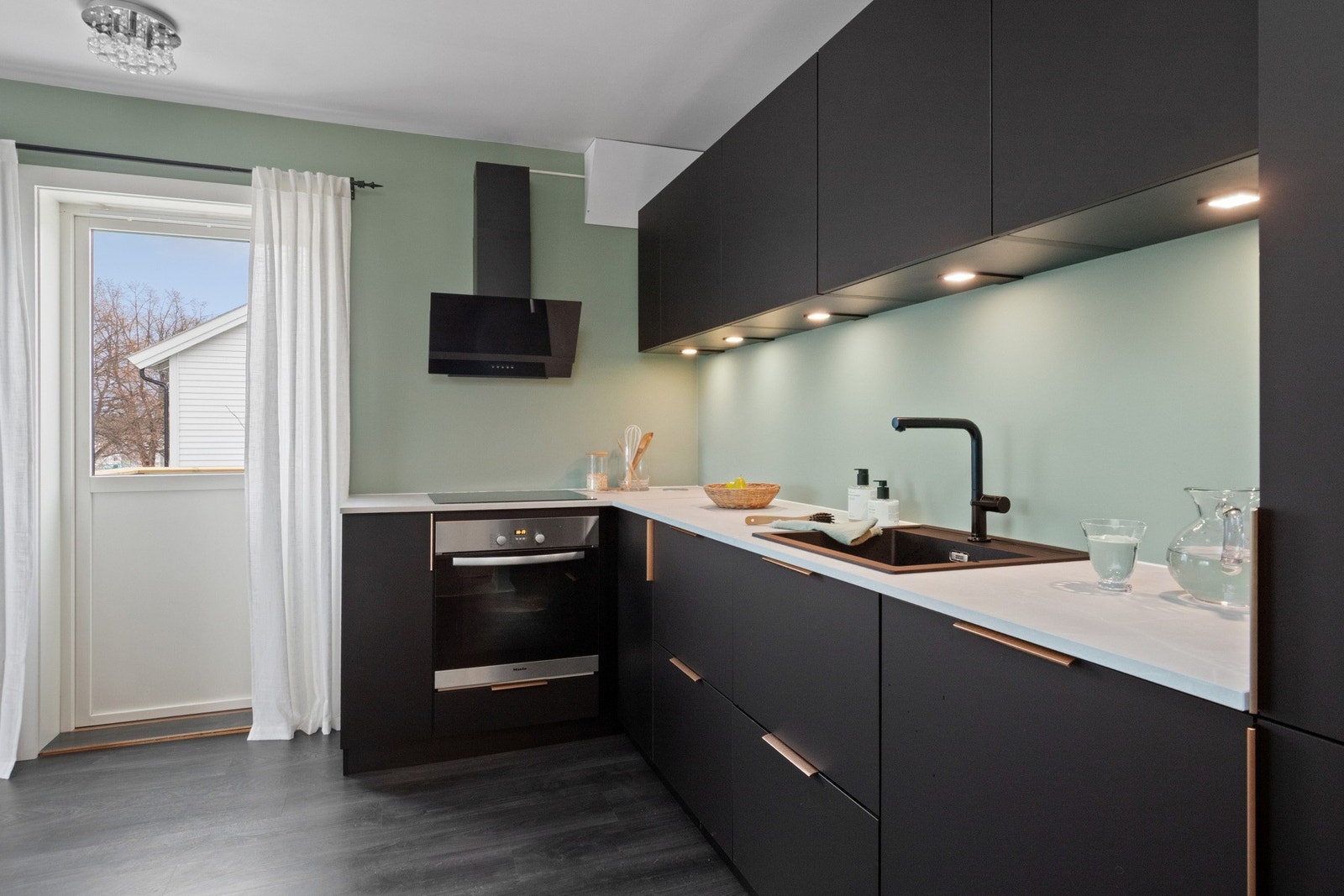 Kjøkkenet har innredning fra 2024 og fremstår moderne og gjennomført. Galleribilde