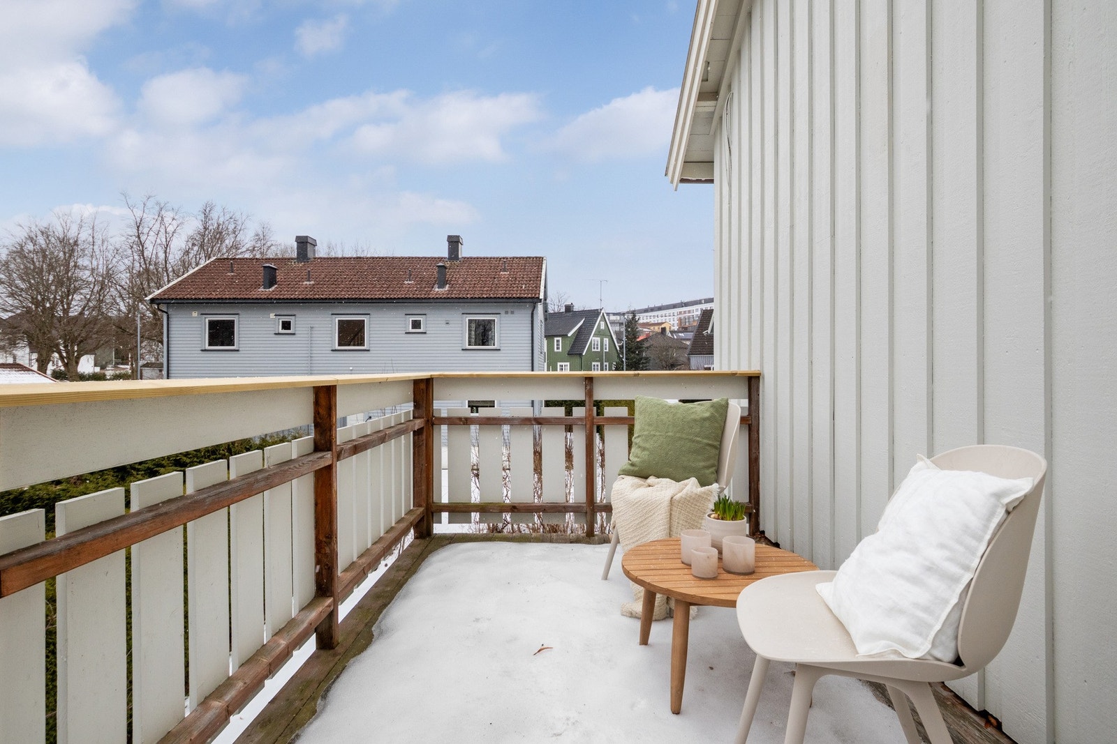 Beliggenheten gir en skjermet og rolig atmosfære, med sol fra morgen og langt ut på kvelden i sommerhalvåret. Galleribilde