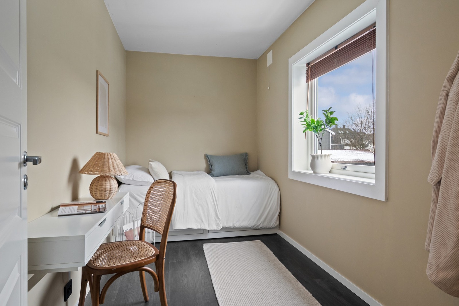 Det andre soverommet har nytt 1-stavs laminatgulv og egner seg godt som barnerom, gjesterom eller kontor. Galleribilde