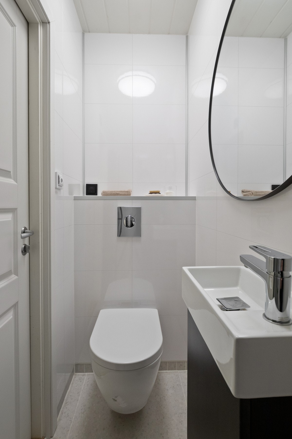 Badet er oppgradert i 2024 og holder moderne standard, med flislagt gulv og våtromsplater på veggene. Galleribilde