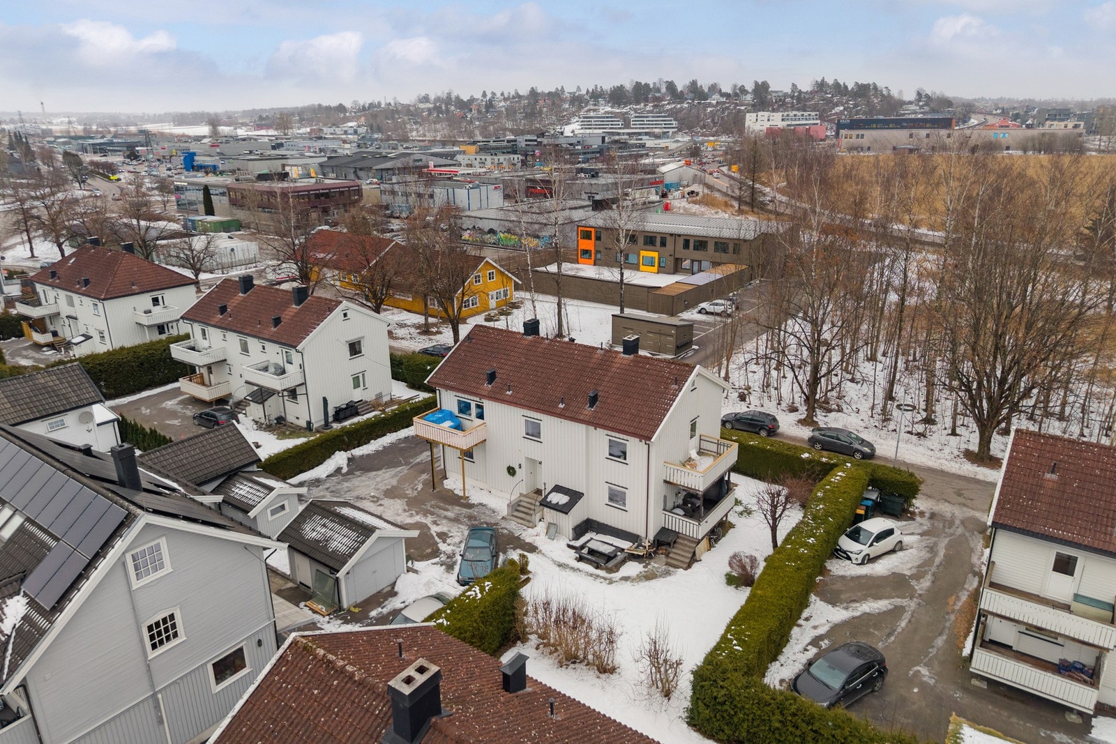 Dagligvarebutikker som Kiwi og Meny ligger i gangavstand (ca. 4 minutter), og buss med hyppige avganger stopper kun et par hundre meter fra boligen. Galleribilde