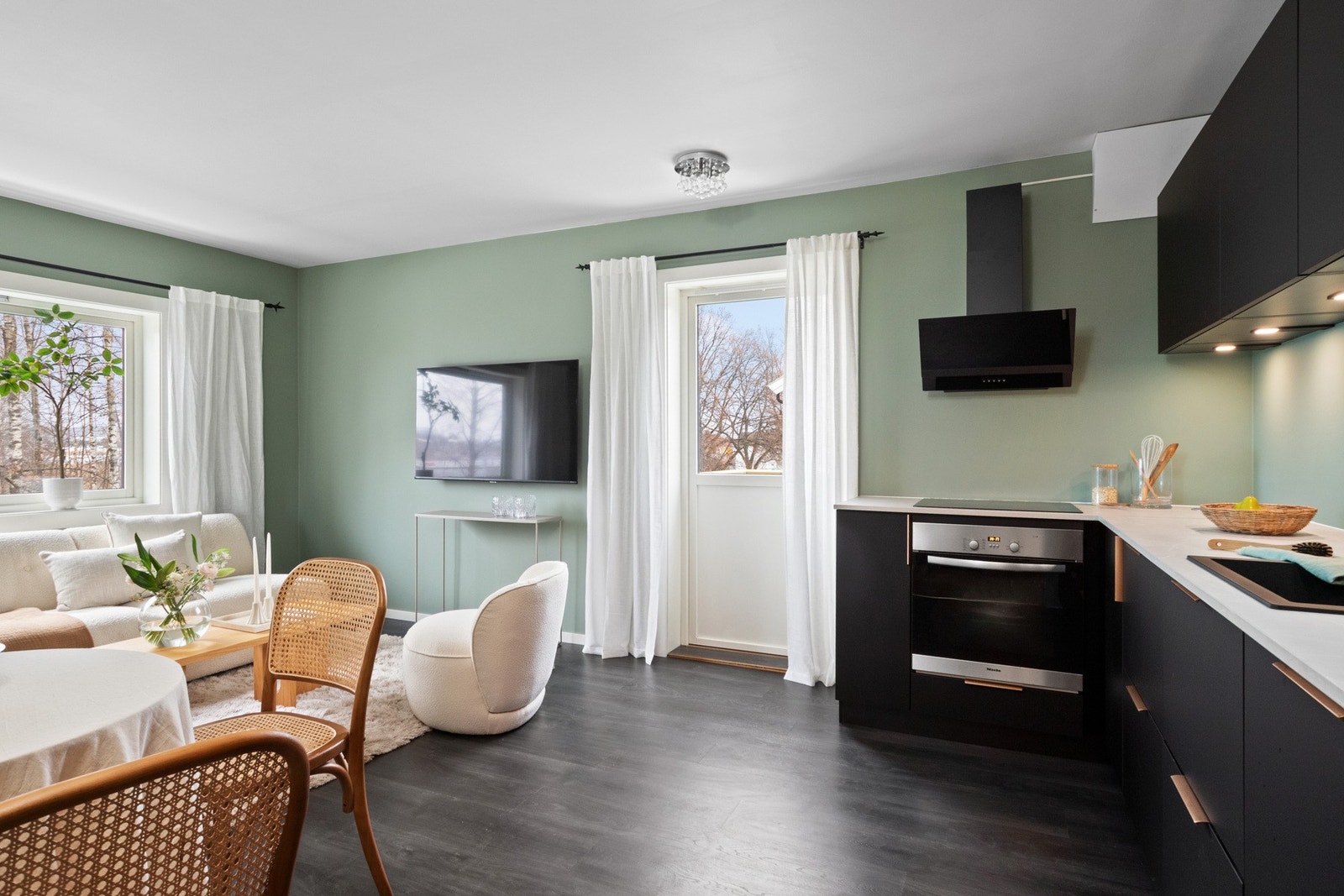 Fra stuen er det utgang til balkong via glassdør - en flott forlengelse av oppholdsrommet i sommerhalvåret. Galleribilde