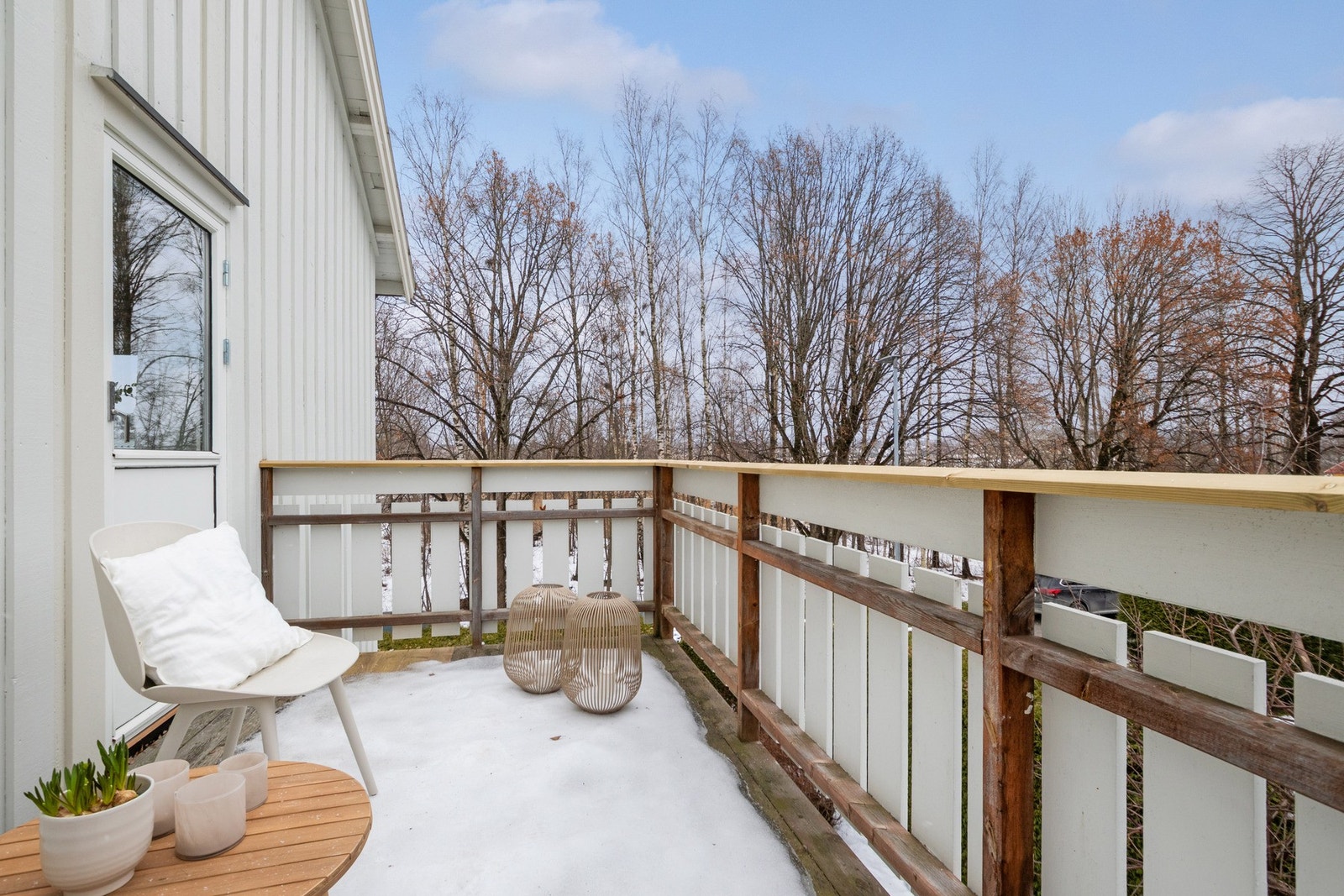 Balkongen har gode solforhold og fint utsyn mot grøntområde og løvskog. Galleribilde