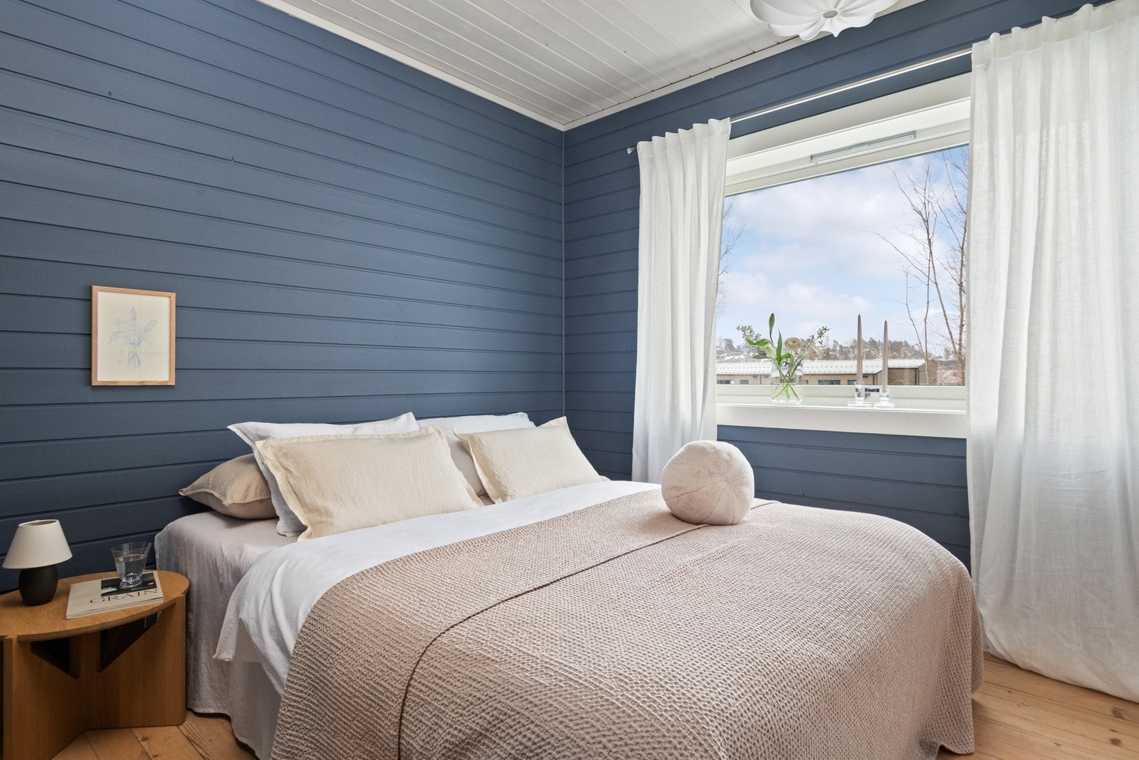 Det er god plass til dobbeltseng og tilhørende møblement. Galleribilde