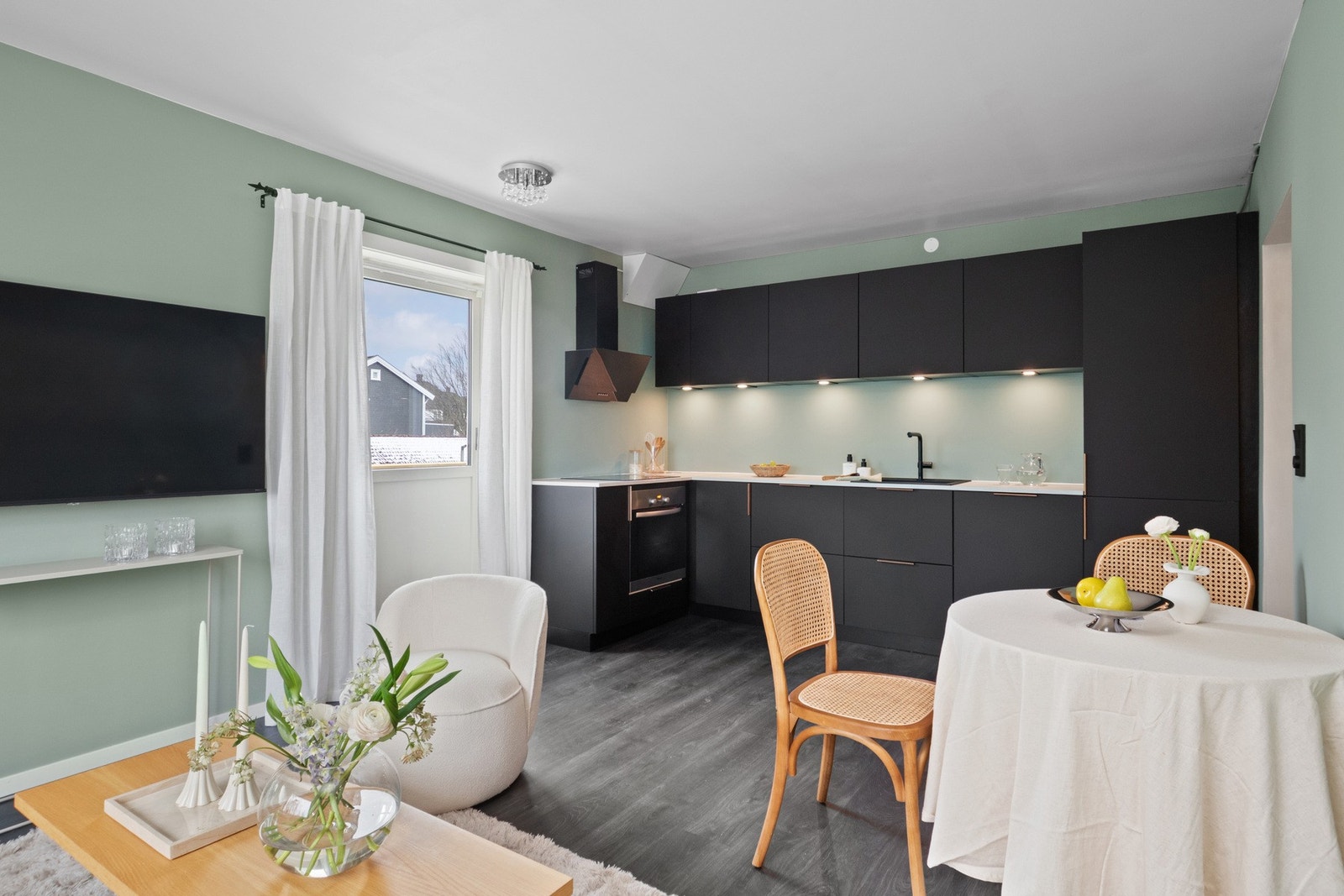 Stue og kjøkken ligger i åpen løsning, noe som gir en luftig og sosial planløsning. Galleribilde