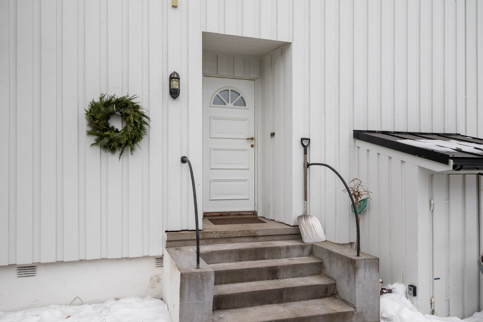 Velkommen inn i en lys og velholdt leilighet i 2. etasje, med adkomst via felles trappegang. Galleribilde