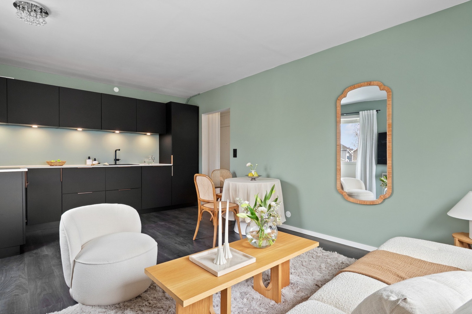 Integrerte hvitevarer består av stekeovn, platetopp, oppvaskmaskin og kombinert kjøl/frys. Galleribilde