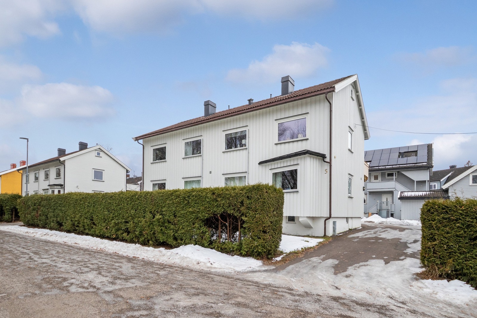 Boligen ligger i et attraktivt og veletablert boligområde på Træleborg, i en rolig blindvei uten gjennomgangstrafikk. Galleribilde