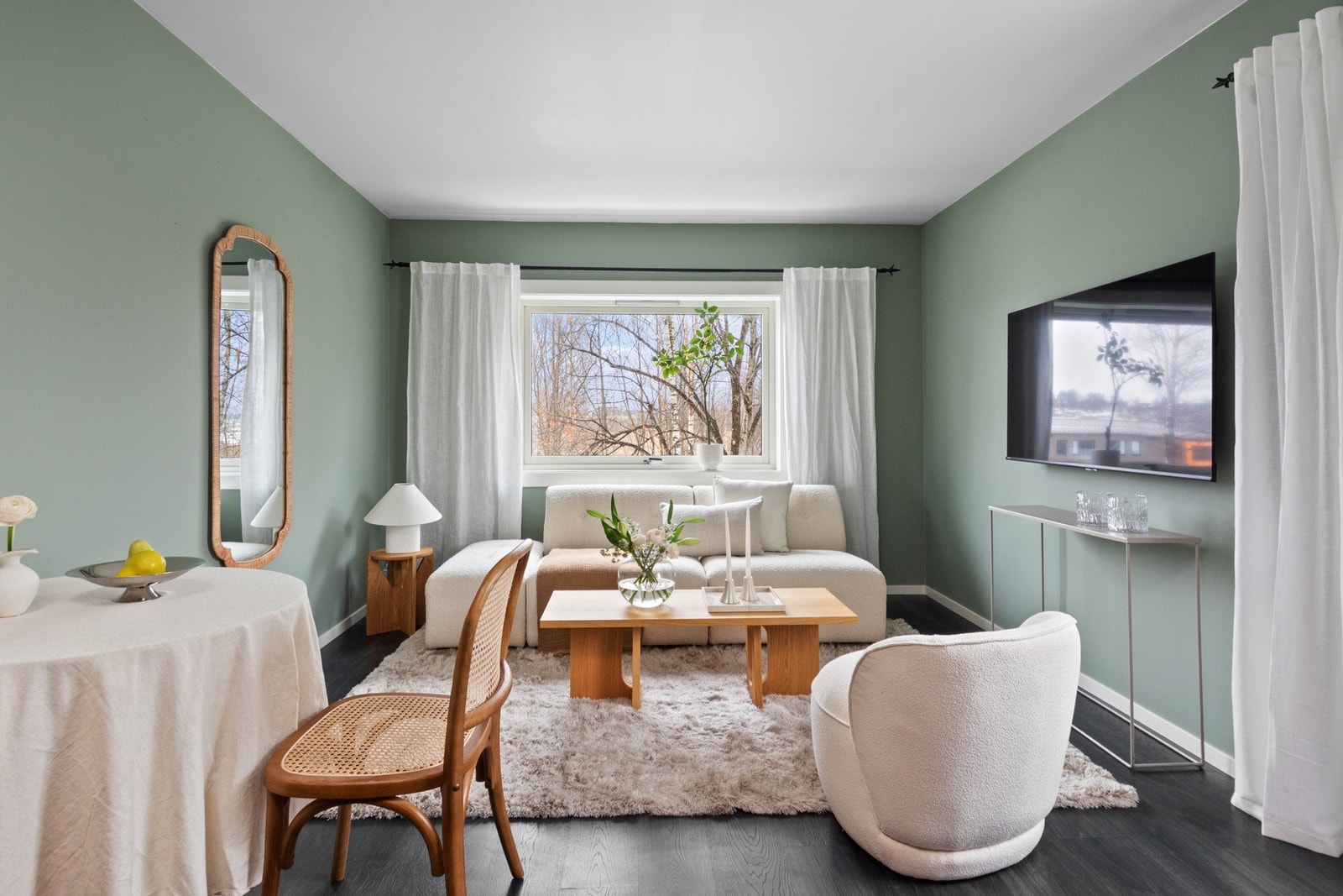 Rommet har vinduer fra to sider, noe som gir rikelig med naturlig lys. Galleribilde