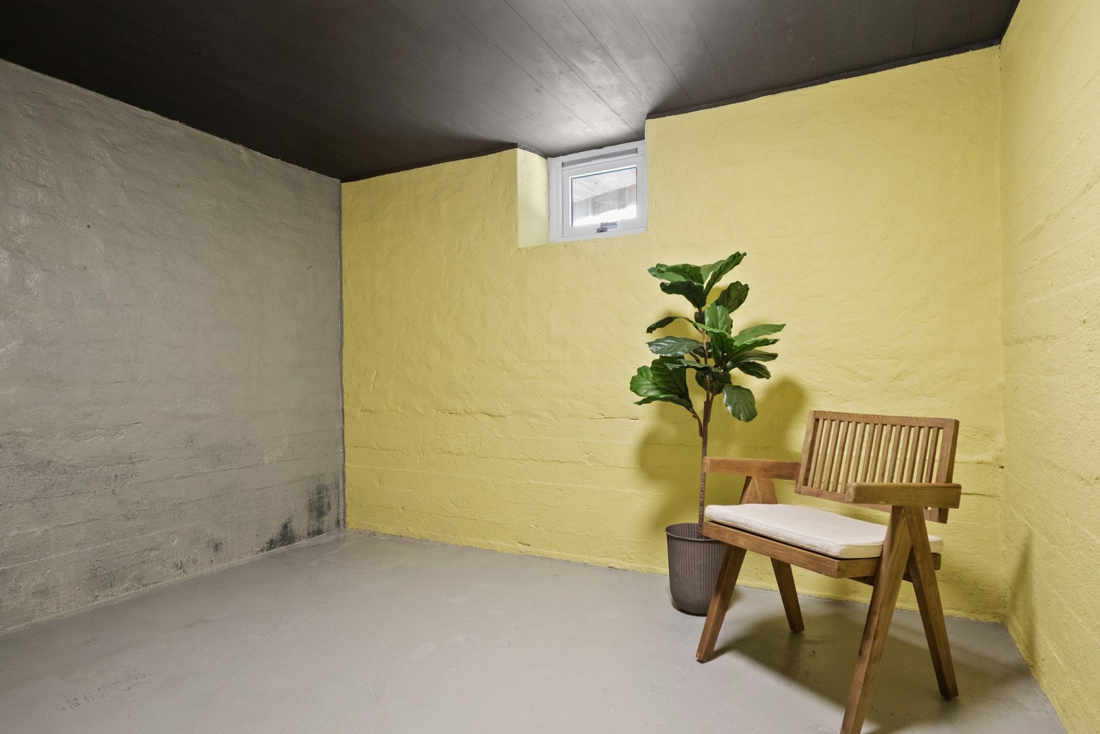 Boligen har gode oppbevaringsmuligheter med loftsbod samt to kjellerboder. Galleribilde