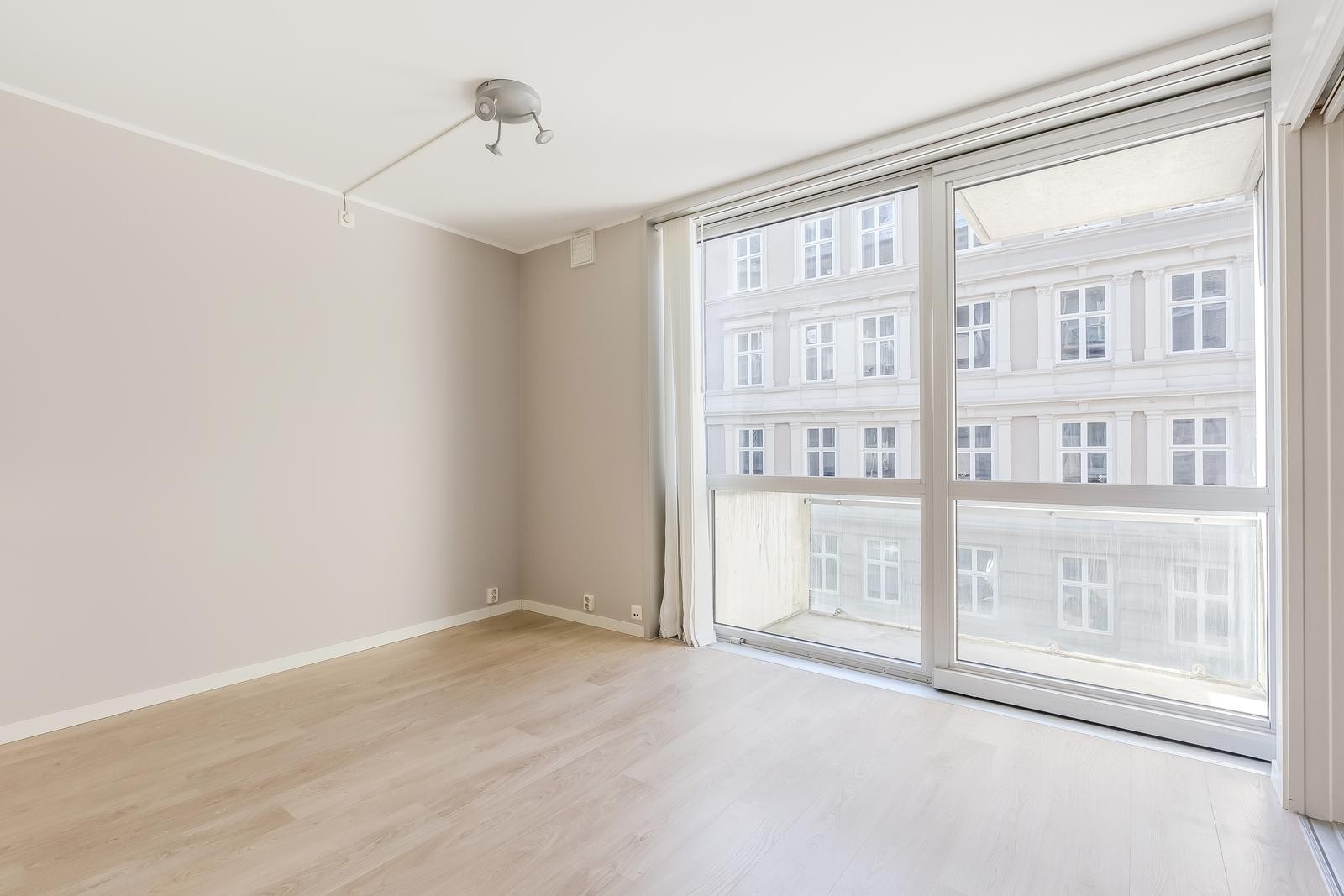 God plass til sofa og bord, store vinduer fra gulv til tak som gir gode lysforhold Galleribilde