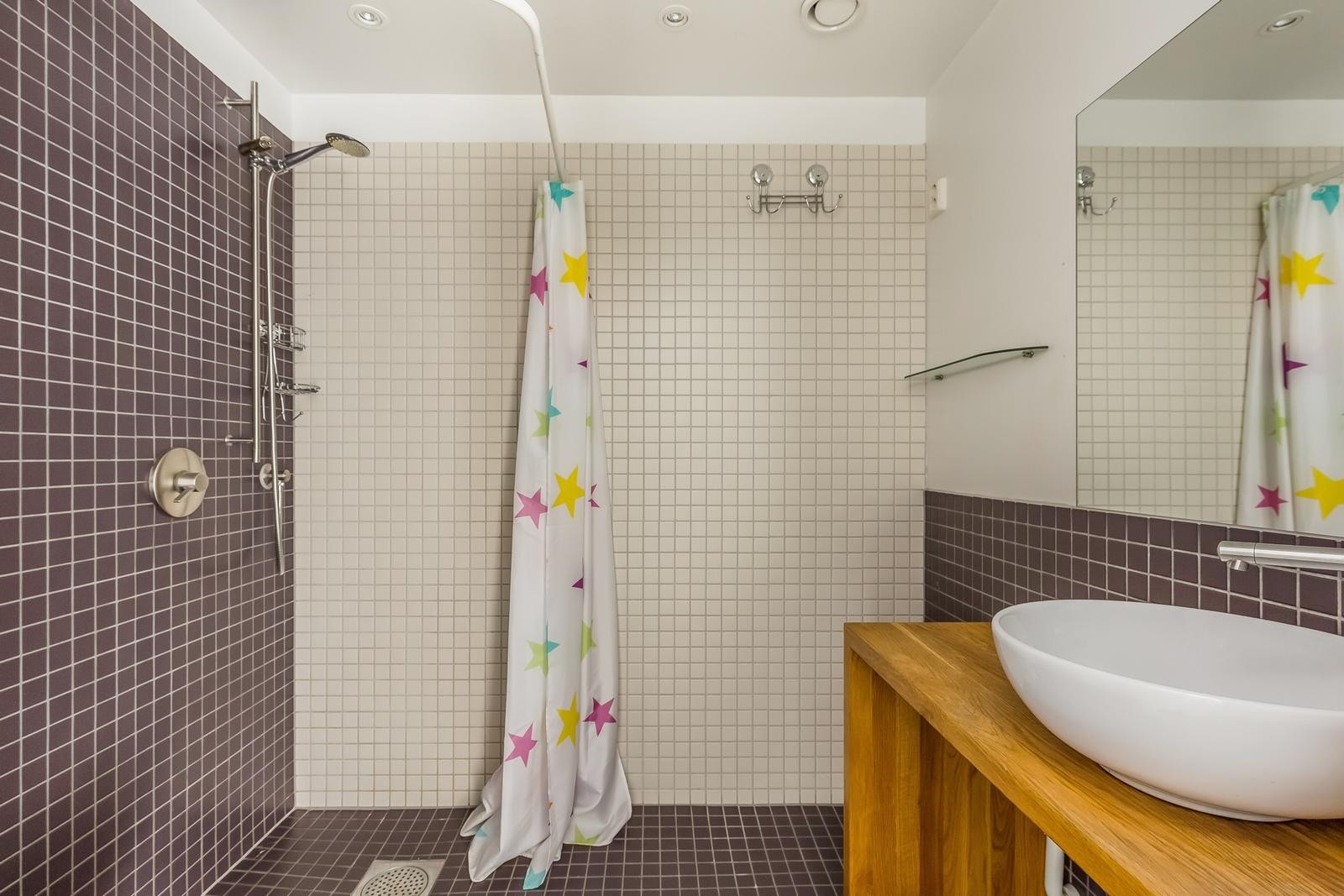 Bad/WC med dusj, servant og opplegg for vaskemaskin. Galleribilde