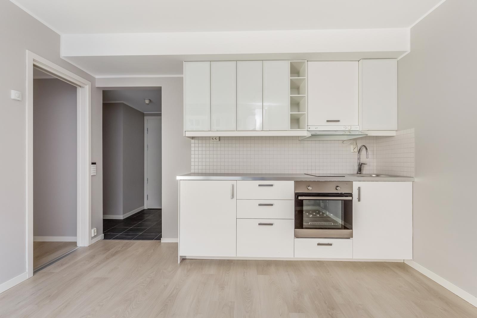 Kjøkken med integrerte hvitevarer, åpen løsning mot stuen Galleribilde