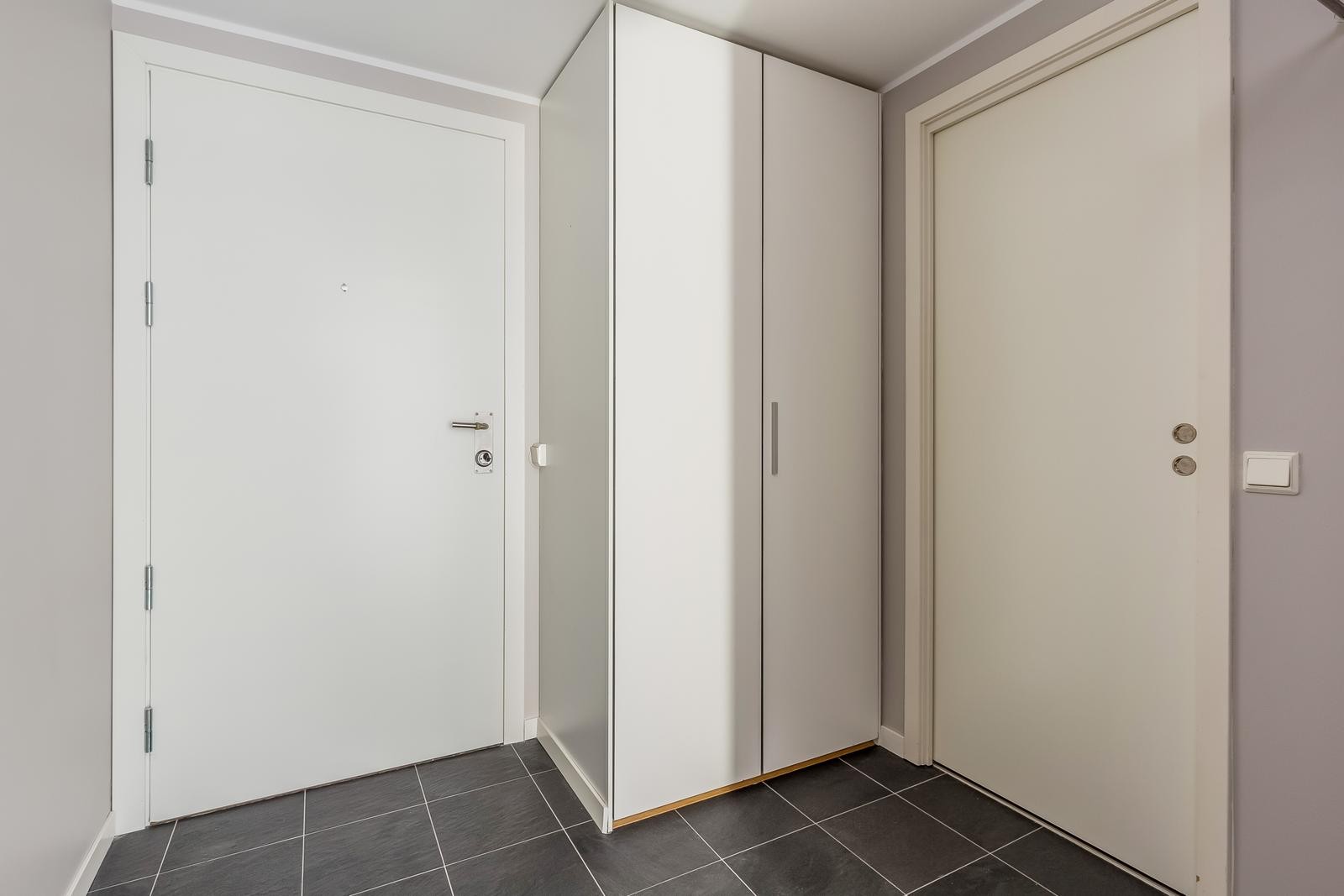 Flislagt entré med skap. Varme i gulv. Galleribilde