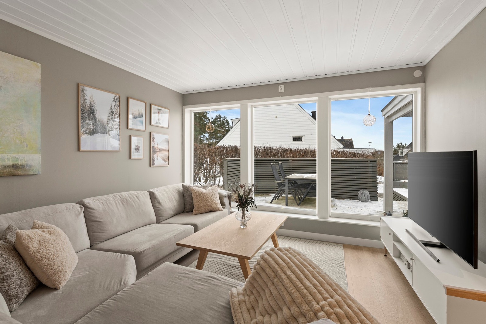 Hyggelig TV-krok med store vinduer Galleribilde