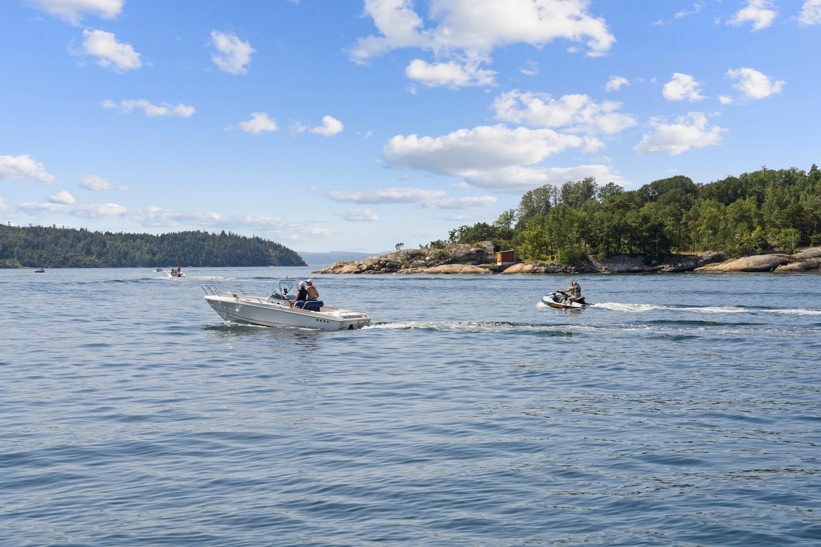 Båt- og sjøliv hører med her i Son Galleribilde