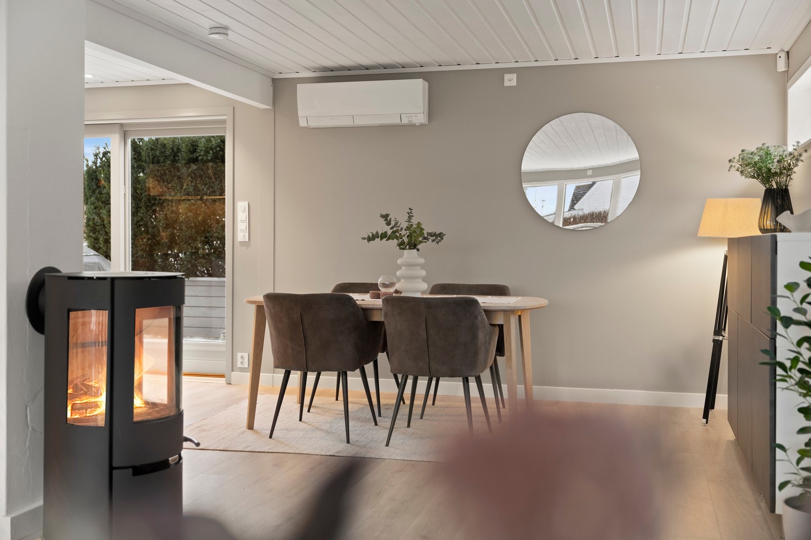 Spisestue i praktisk nærhet til kjøkkenet Galleribilde