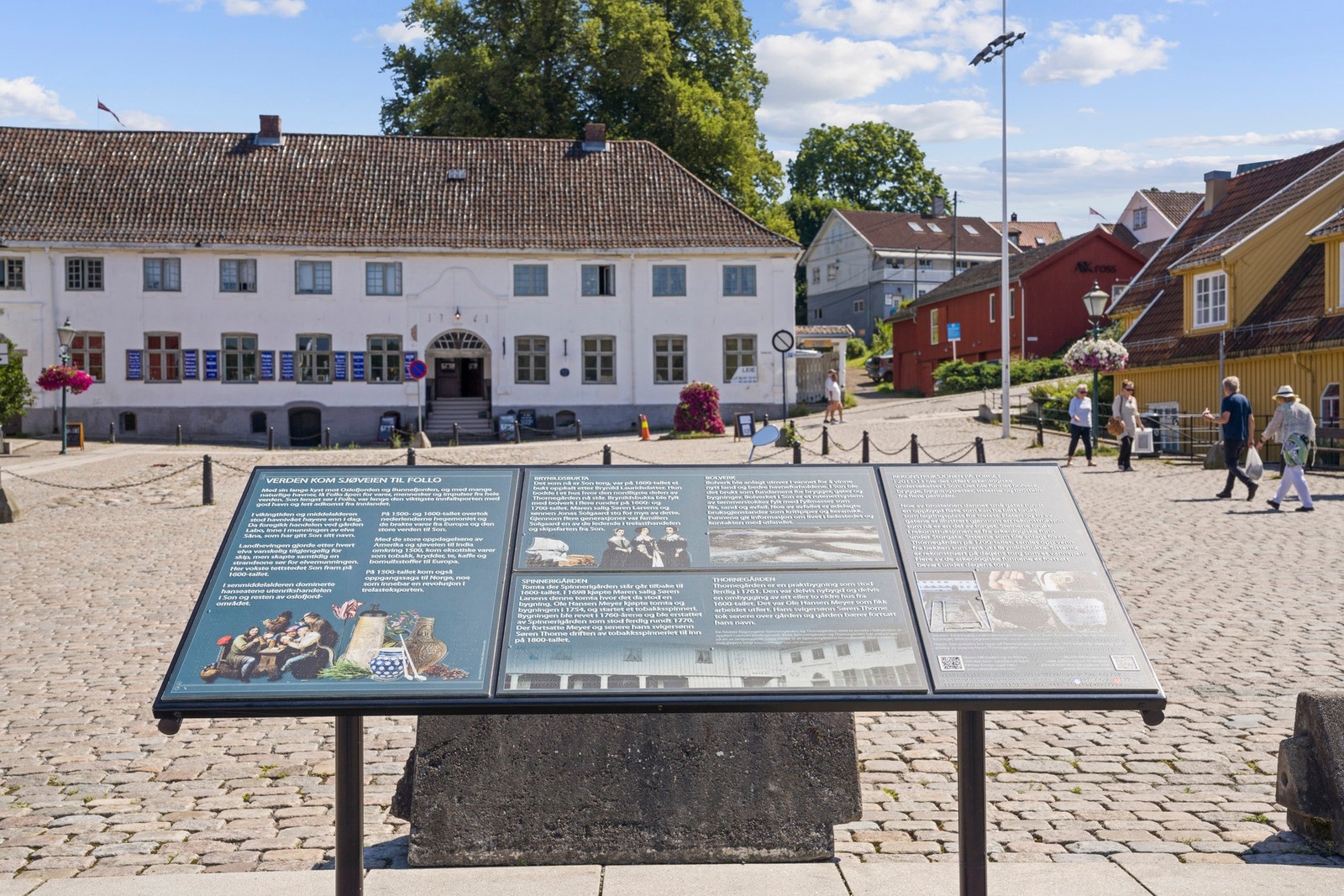 Torget i Son, med Thornegården i bakgrunnen. Bygningen har stått der siden 1600-tallet Galleribilde