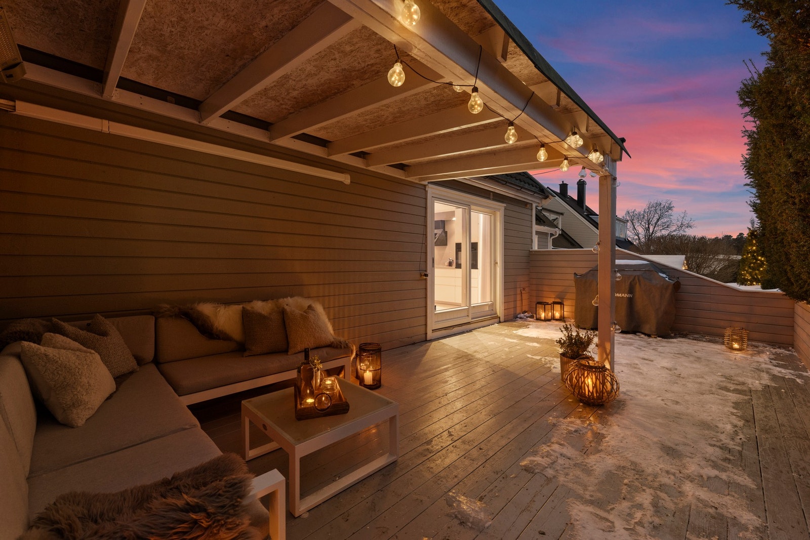 Terrasse ut fra stue/kjøkken Galleribilde