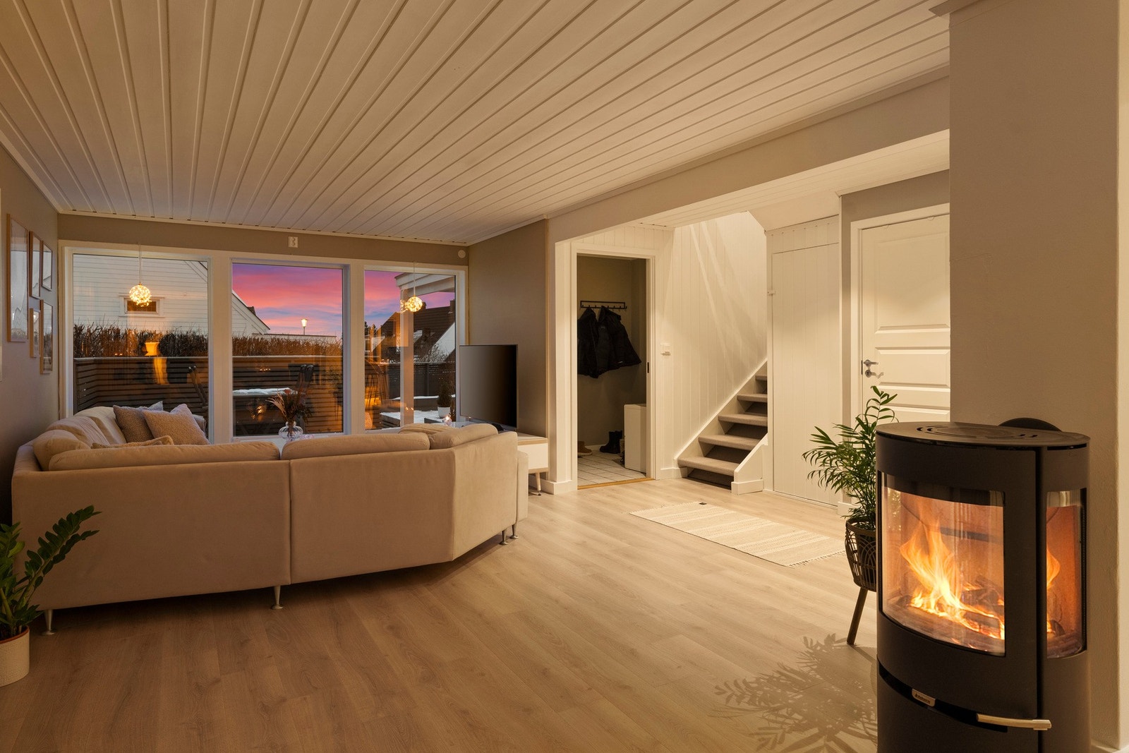 Luftig og lekker bolig med alt det en småbarnsfamile kan måtte ønske seg Galleribilde