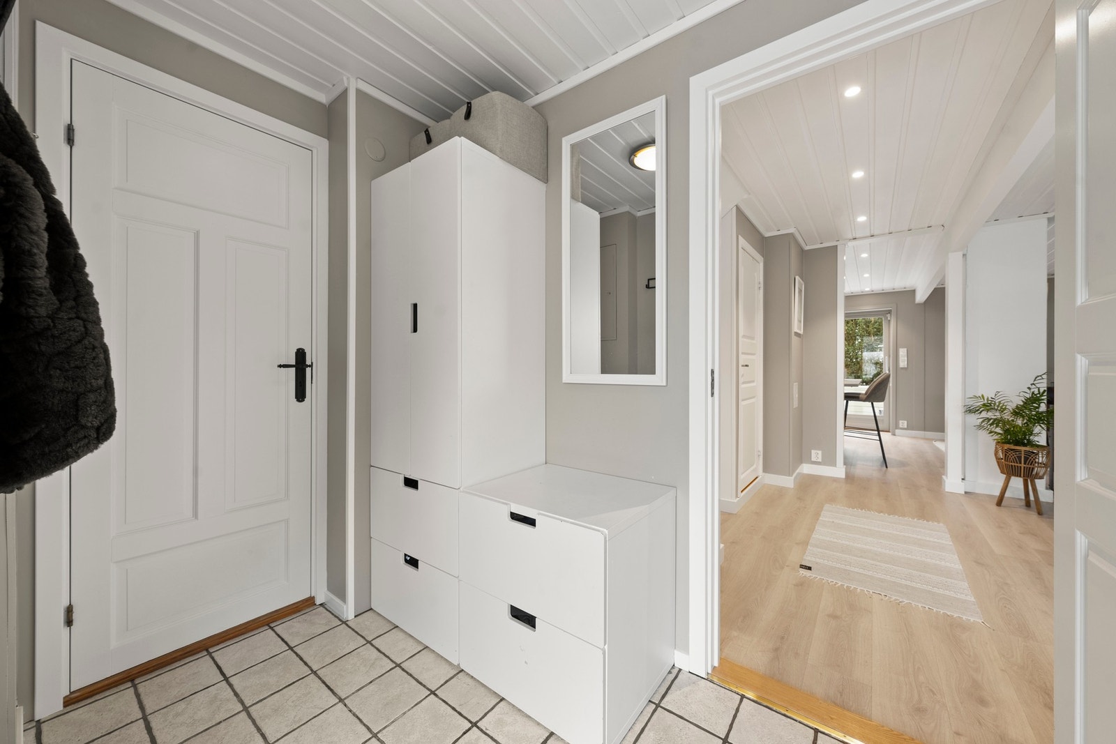 God plass til å henge fra seg. Toalett rett innenfor døren Galleribilde