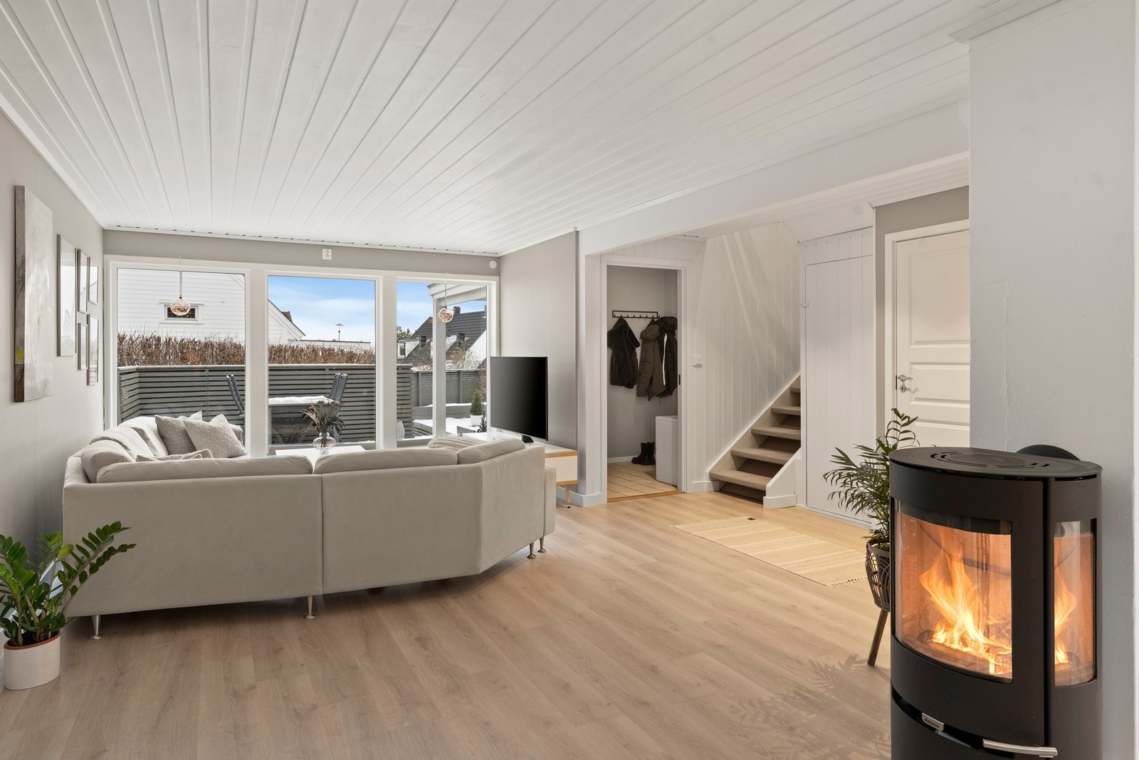 Romslig, gjennomgående stue med peisovn Galleribilde