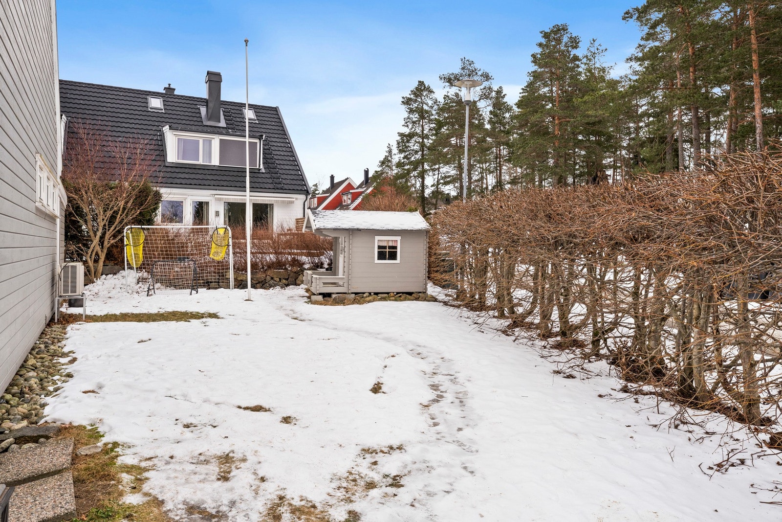 Hage med dukkestue og plass til trampoline Galleribilde