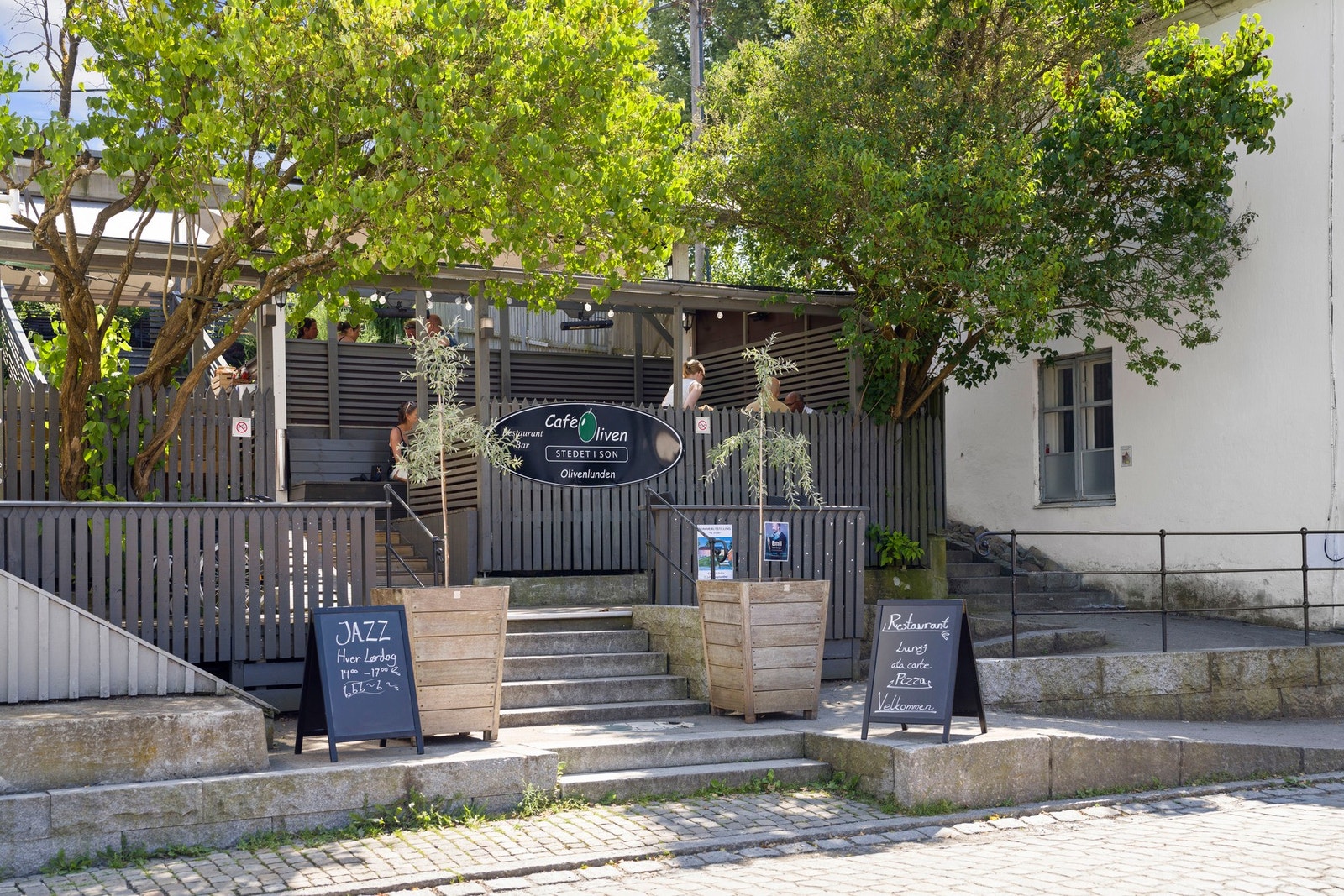 Cafe Oliven er en bastion i Son. Det er her det skjer Galleribilde