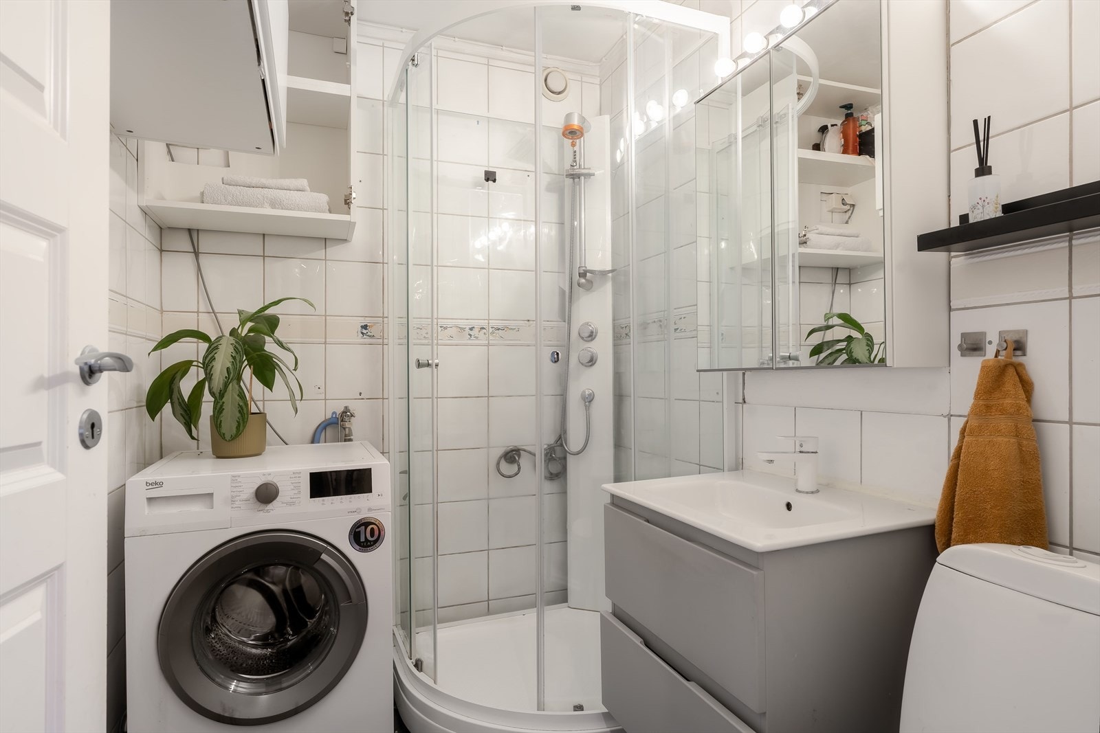 Praktisk bad. Her er det og plass til tørketrommel over vaskemaskinen. Galleribilde