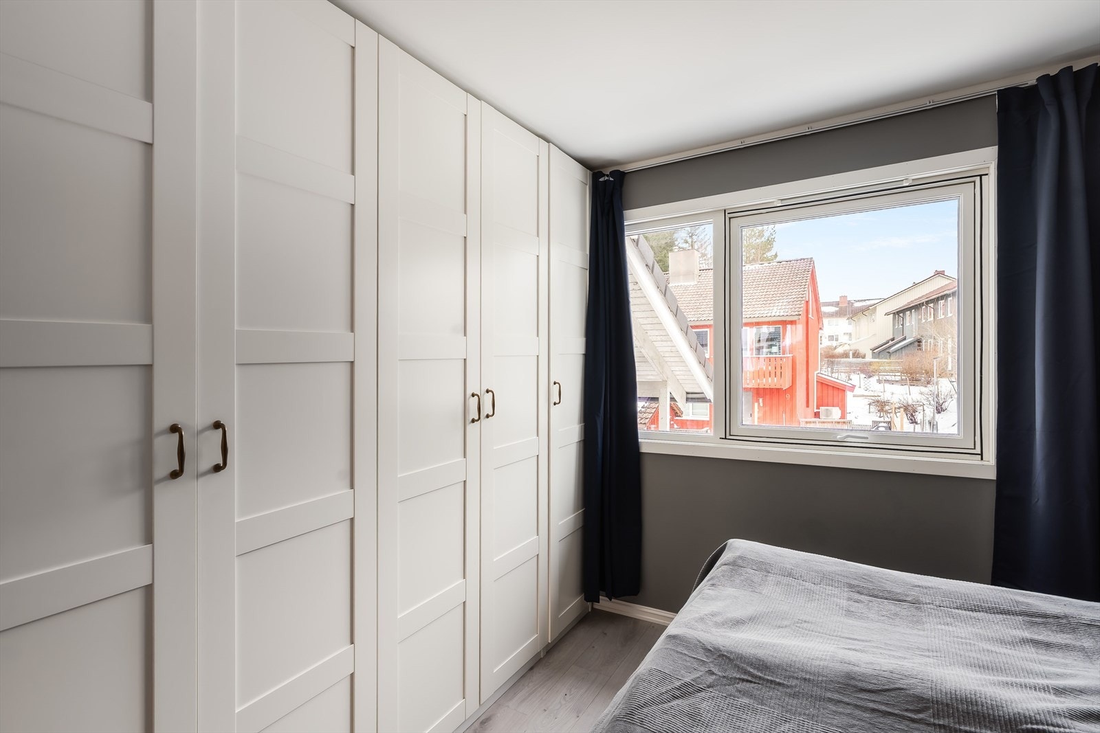 Større soverom ned på 12 kvm som har rikelig med skapplass Galleribilde