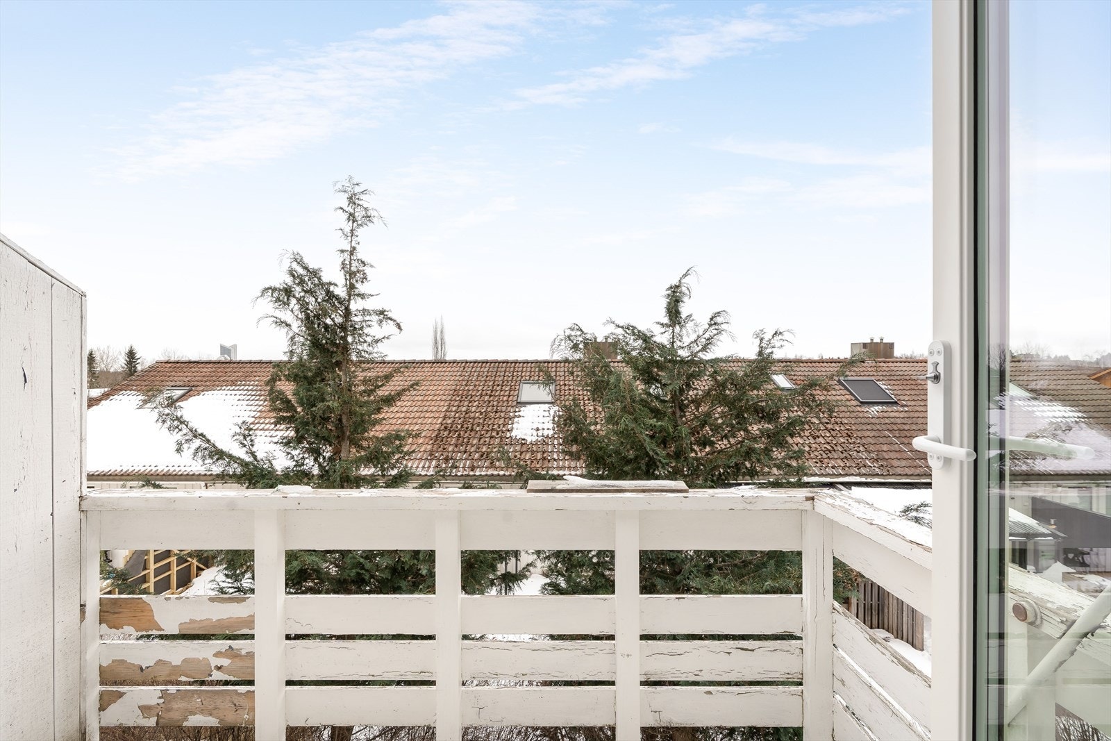 Balkongen vender ut vest. Her er svært god ettermiddag- og kveldssol Galleribilde