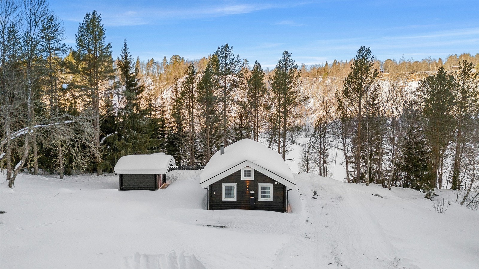 Dagligvarehandel finner du blant annet på Coop Extra Soknedal og Coop Prix Budal, og en kjøretur på rundt 30 minutter tar deg til Støren med et bredere servicetilbud som kjøpesenter, apotek og vinmonopol. Galleribilde