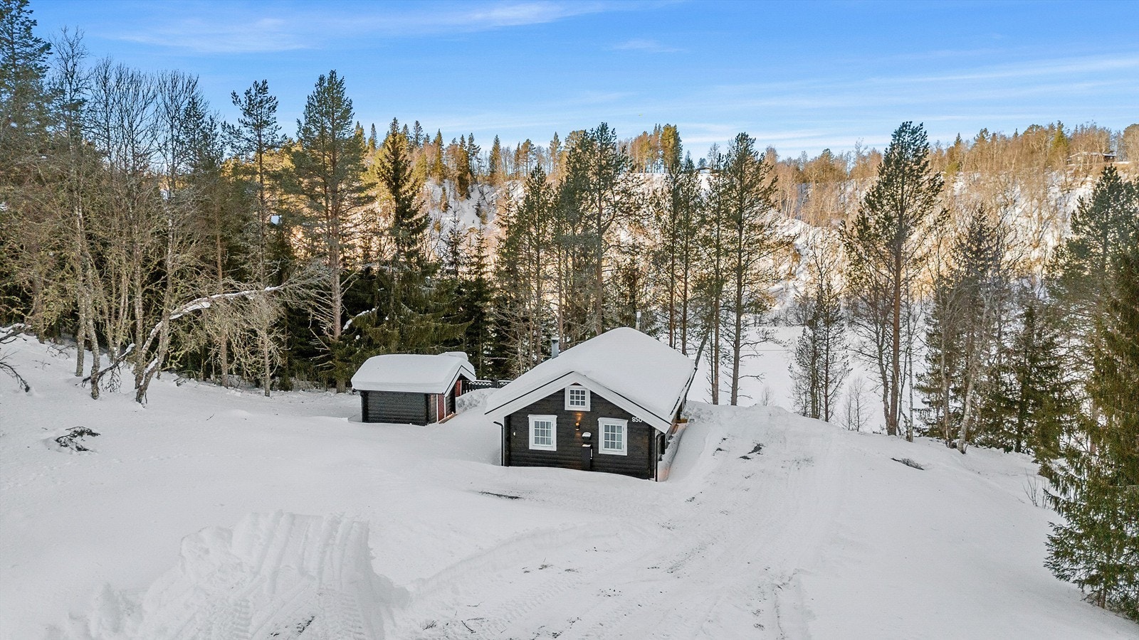 Velkommen til Nedre Håkkådalsvei 850 - en fritidsbolig oppført i 2015, idyllisk plassert 606 moh. Hytten ligger fritt og usjenert på eiet tomt, omgitt av skog og åpne landskap. Galleribilde