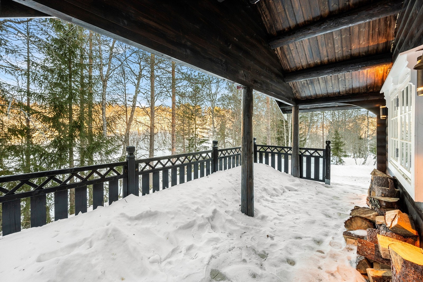 Romslig terrasse med god plass til sittegrupper og sosiale sammenkomster - et naturlig samlingspunkt på fine dager. Galleribilde