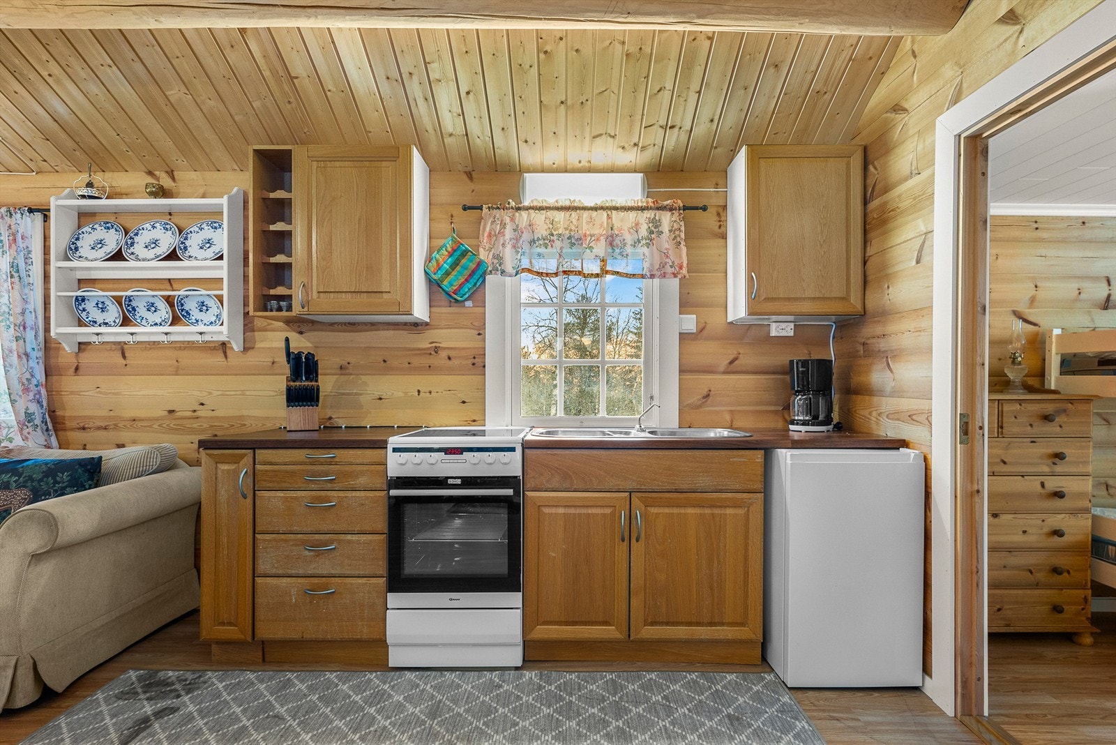 En effektiv og gjennomtenkt løsning for fritidsbruk. Hytta har innlagt strøm. Galleribilde