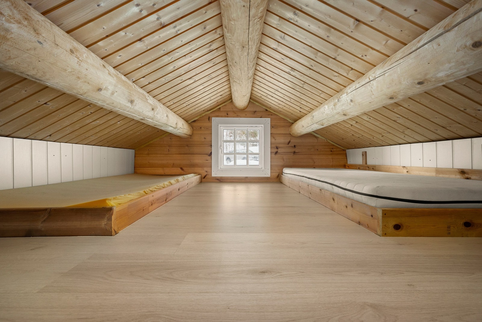 Hems med koselig hyttefølelse og skrå himling. Perfekt som ekstra sone for lagring. Galleribilde