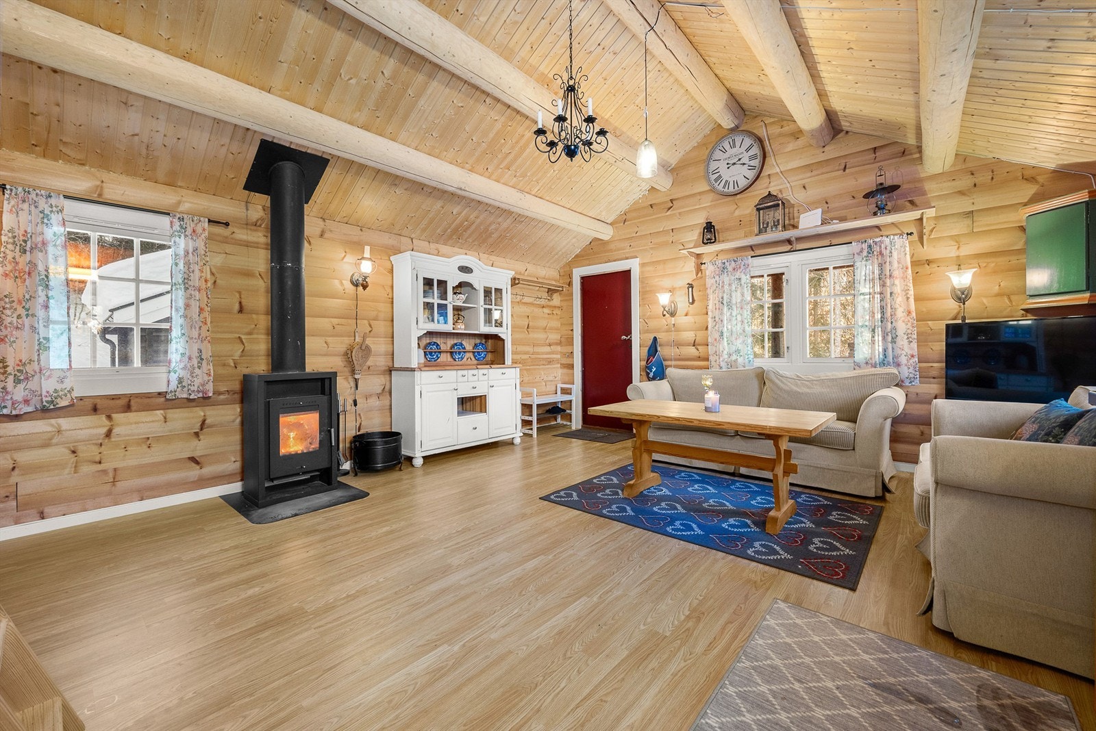 Peisovnen står sentralt plassert og sørger for både varme og stemning på kjølige dager. Galleribilde