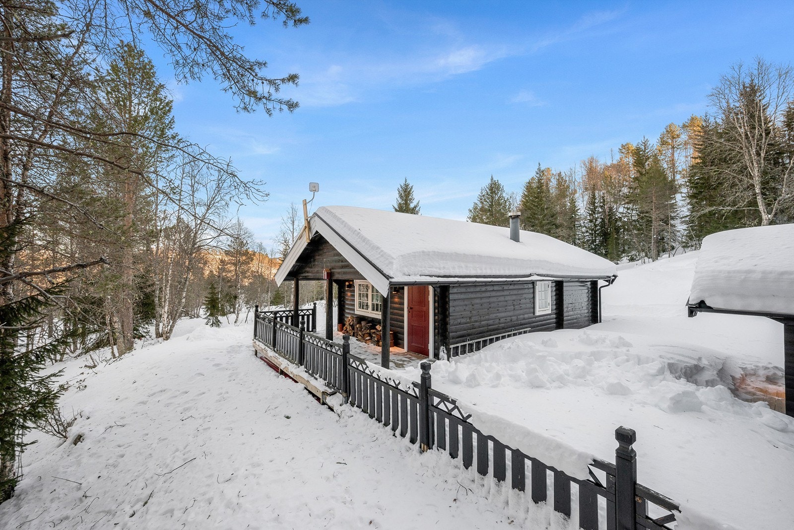 Eiendommen ligger i rolige og idylliske omgivelser med umiddelbar nærhet til flott turterreng året rundt. Like ved finner du preparerte langrennsløyper - kun ca. 250 meter unna - med hele 178 kilometer løypenett innen 15 kilometers radius. Galleribilde