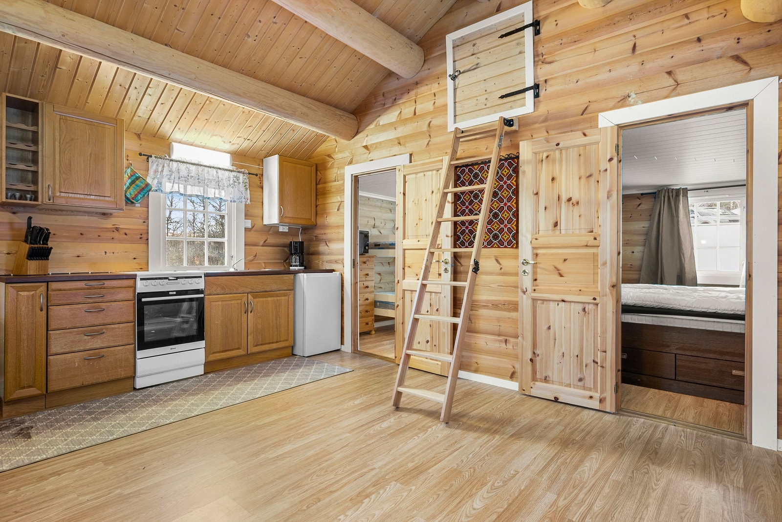 Praktisk kjøkken med profilerte fronter og god benkeplass - funksjonelt og tilpasset hyttas bruk. Galleribilde